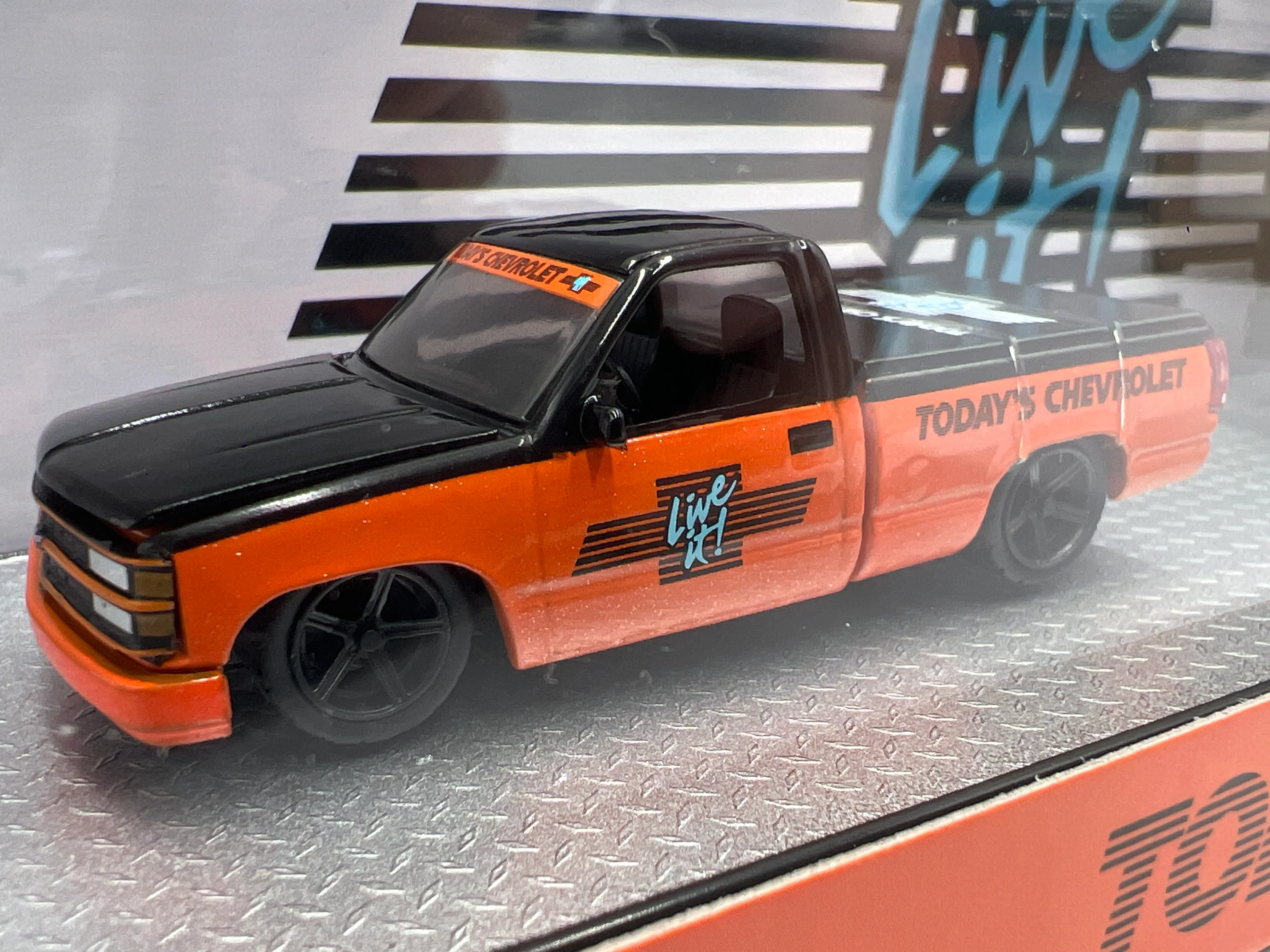 M2 Machines Haulers R93 1992 Chevrolet C1500 SS 454 & 1985 Camaro IROC-Z - Image 2