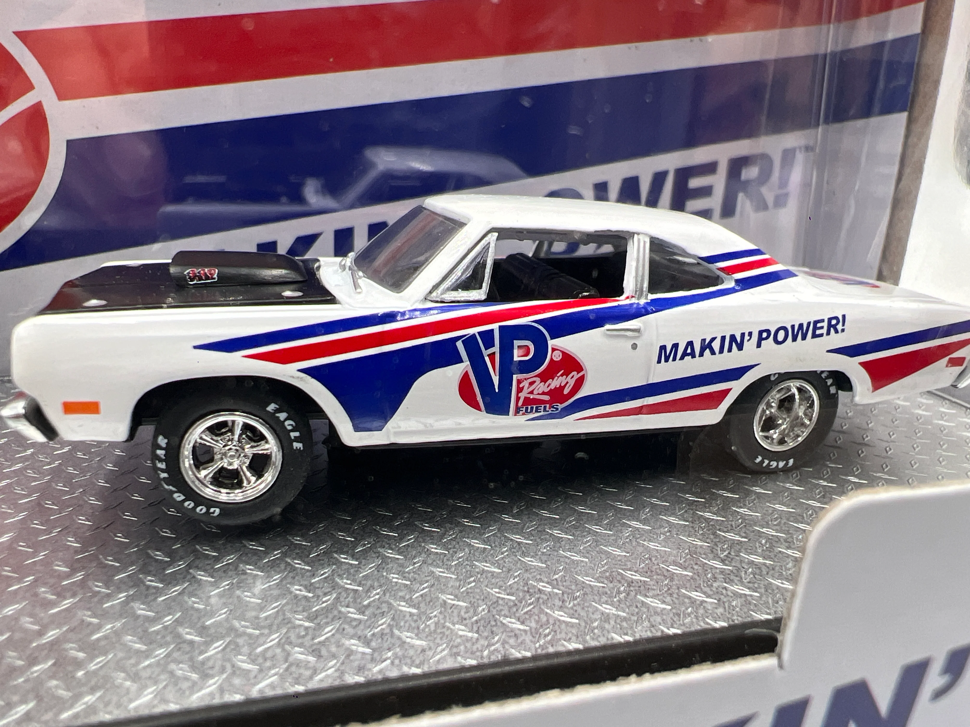 M2 Machines Auto Haulers VP Racing 1970 Dodge L600 & 1969 Plymouth Road Runner 440 6-Pack R43 - Image 4