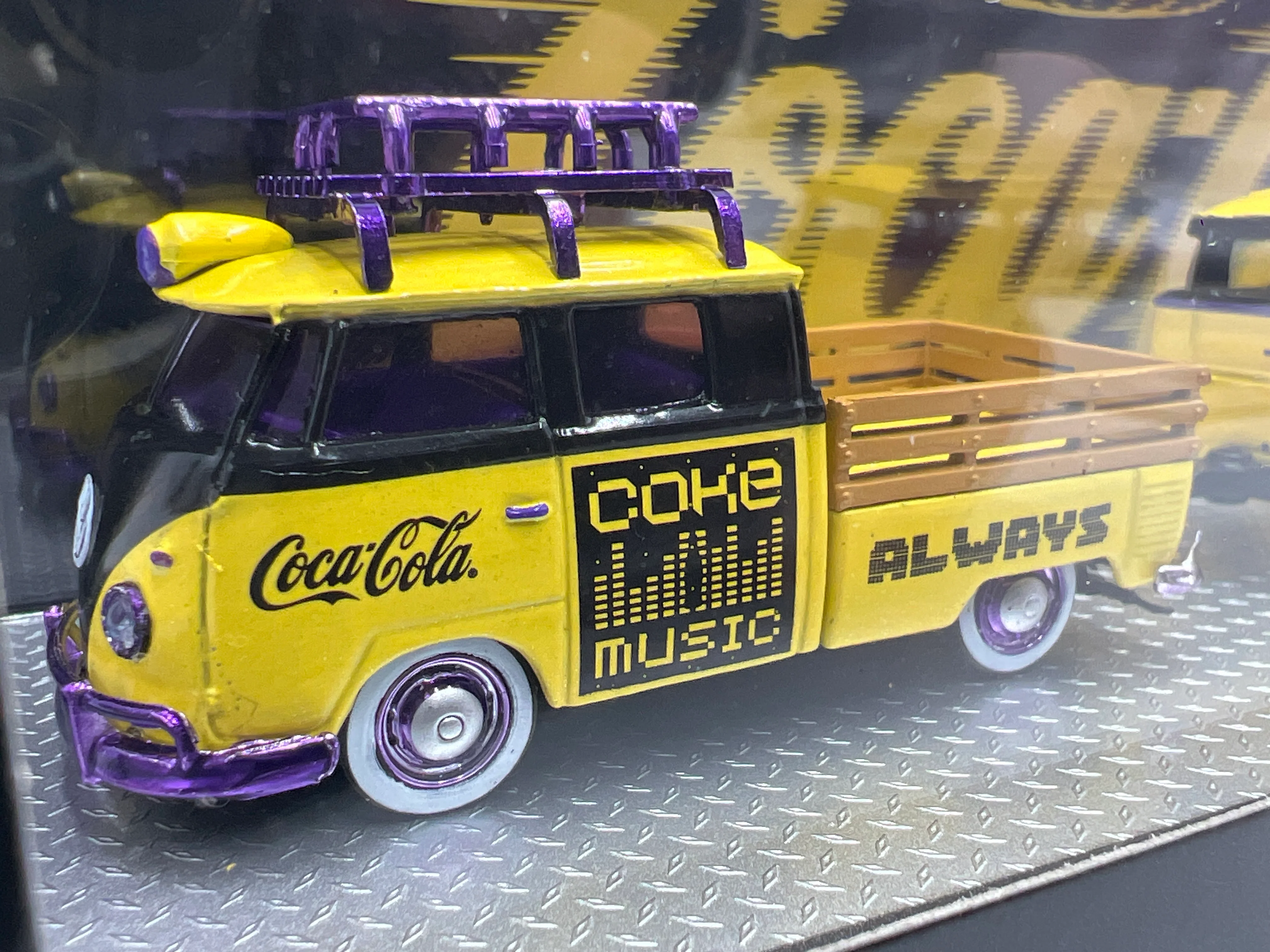 M2 Machines Auto Haulers TW43 CHASE Coca Cola 1960 VW Double Cab Truck USA Model & 1953 VW Beetle Deluxe - Image 3