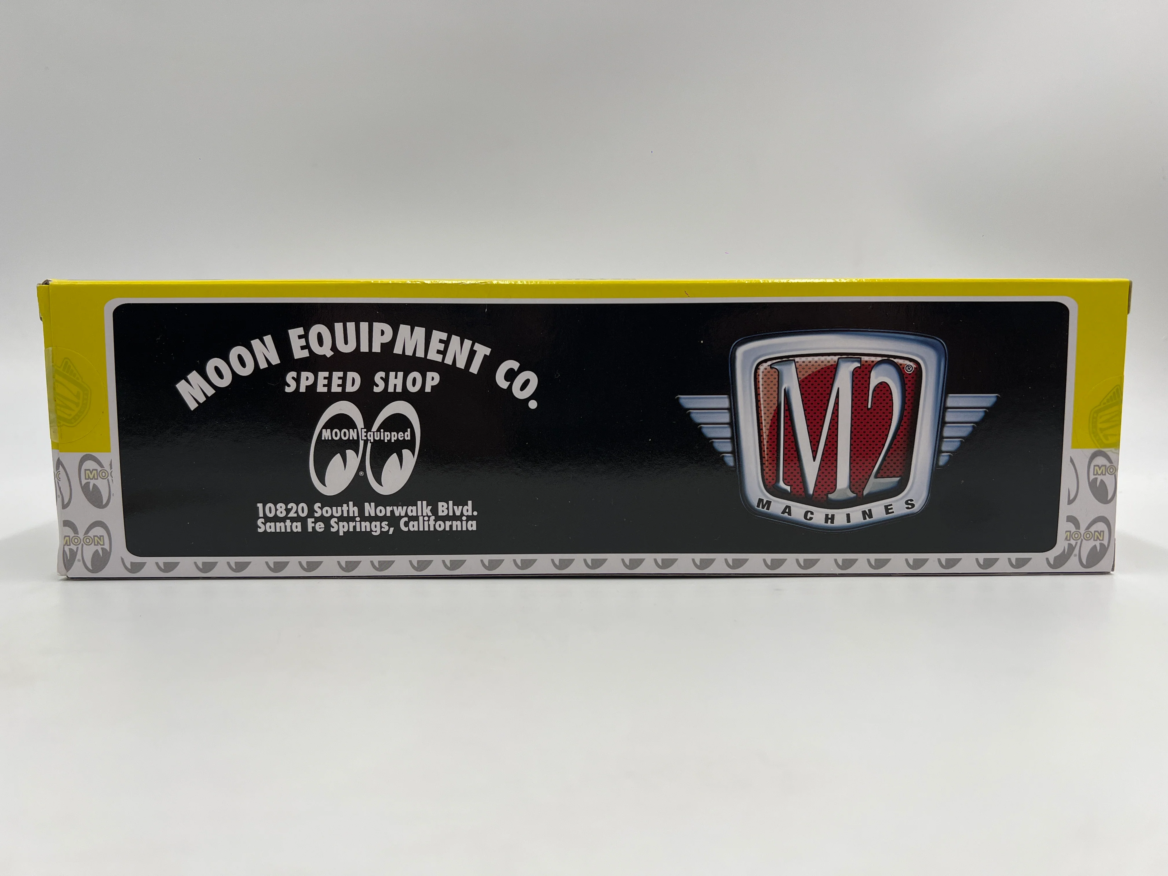 M2 Machines Auto Haulers Walmart Exclusive Mooneyes 1969 Dodge L600 & 1969 Dodge Charger Daytona S30 - Image 5