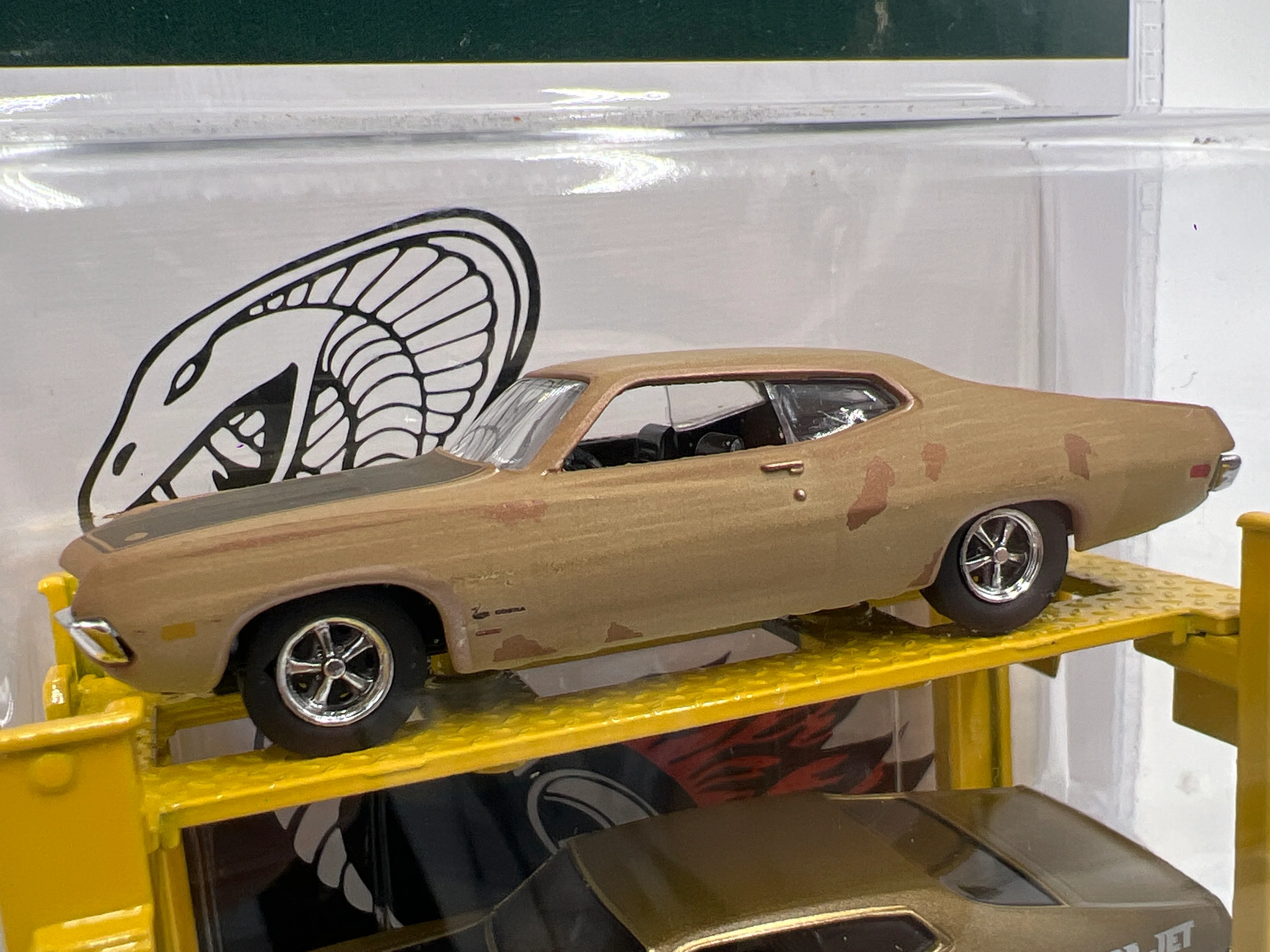 M2 Machines Auto-Lift 2 Pack CHASE 1970 Ford Torino Cobra R24 - Image 2