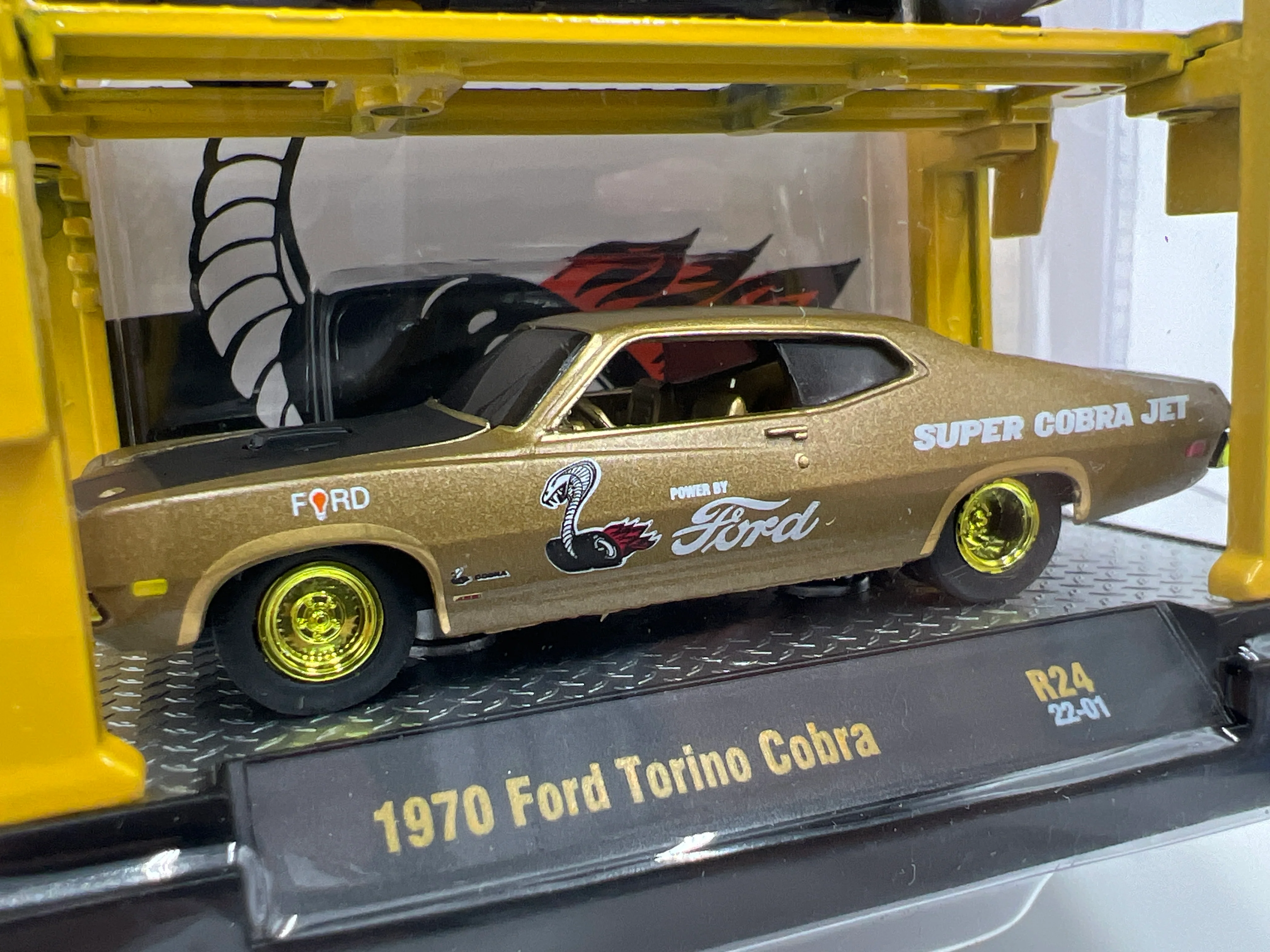 M2 Machines Auto-Lift 2 Pack CHASE 1970 Ford Torino Cobra R24 - Image 3