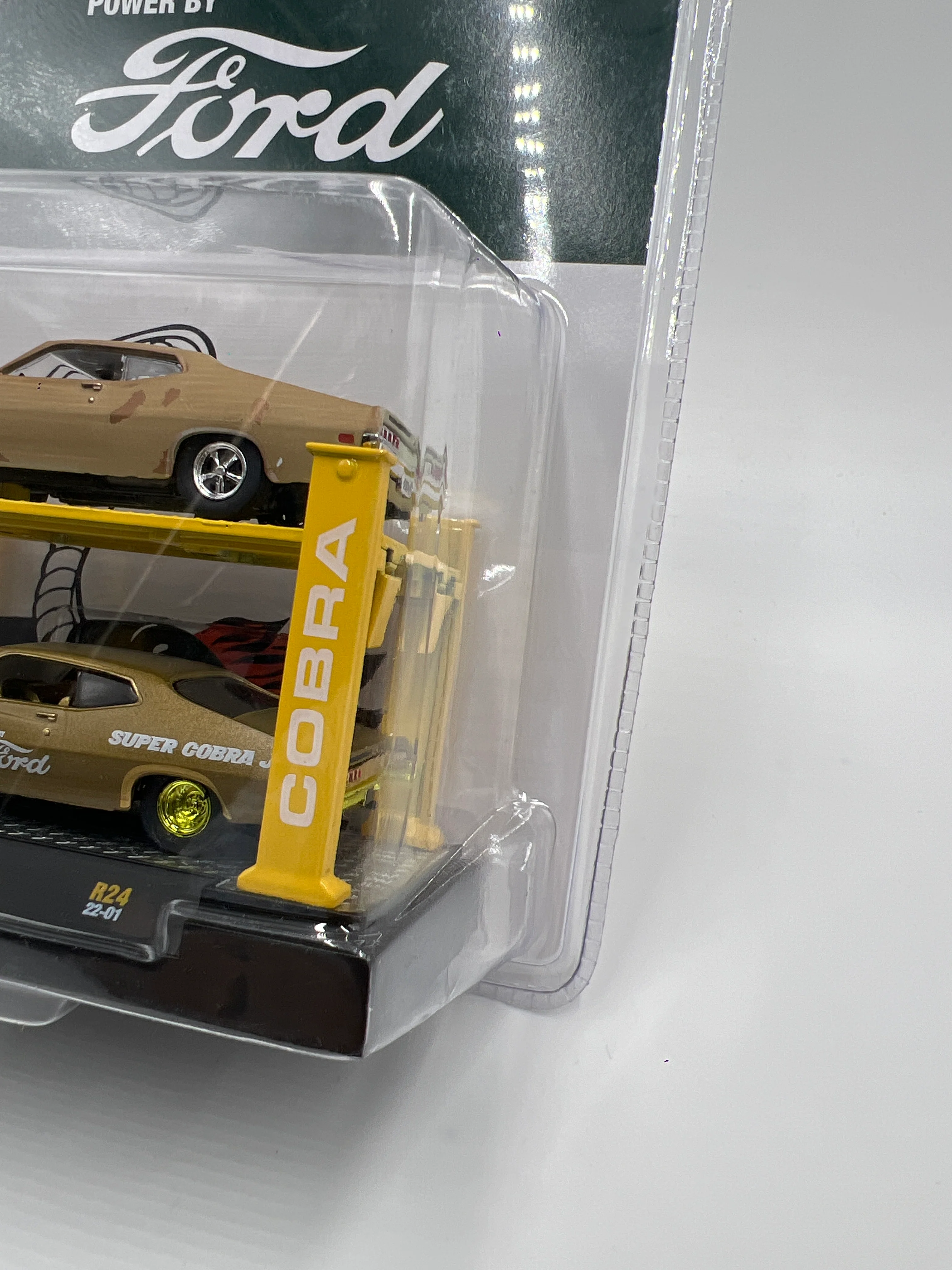 M2 Machines Auto-Lift 2 Pack CHASE 1970 Ford Torino Cobra R24 - Image 4