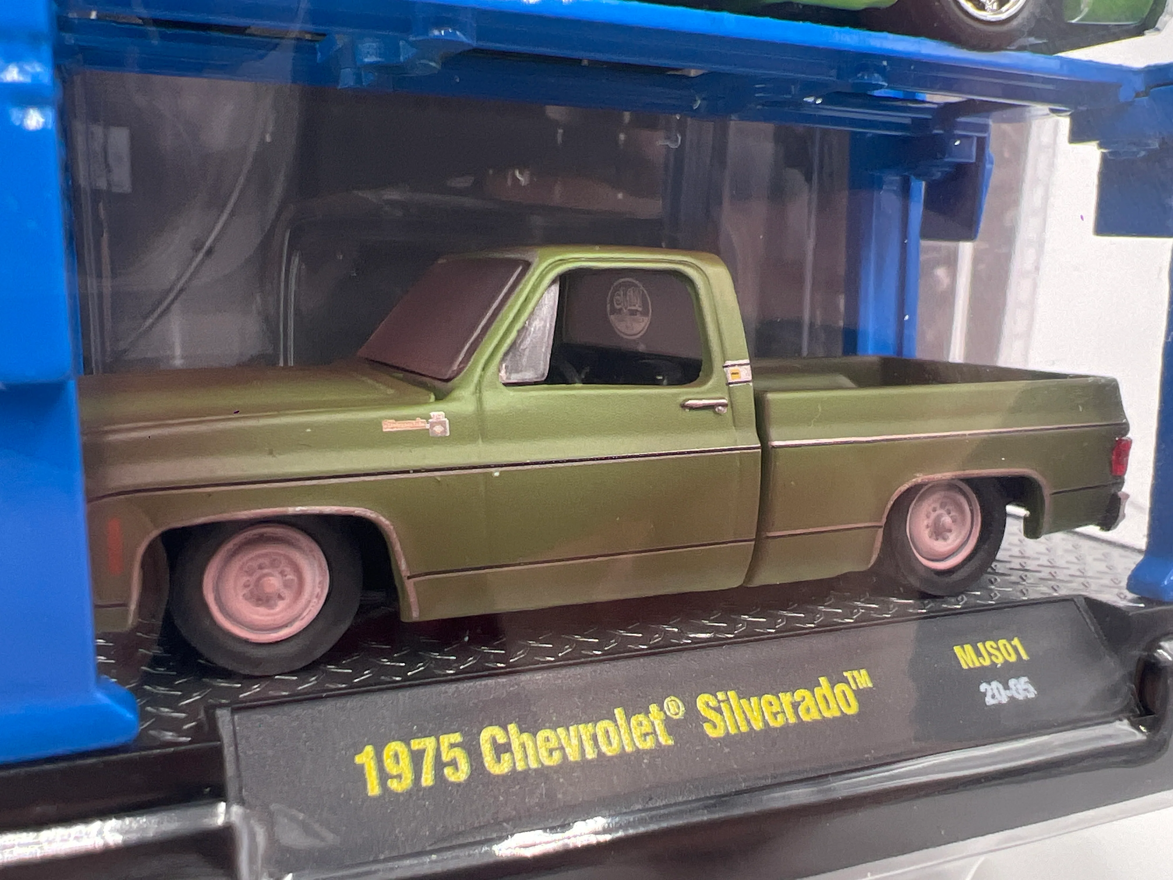 M2 Machines Auto-Lift 2 Pack MiJo Exclusives 1975 Chevrolet Silverado Green MJS01 - Image 3
