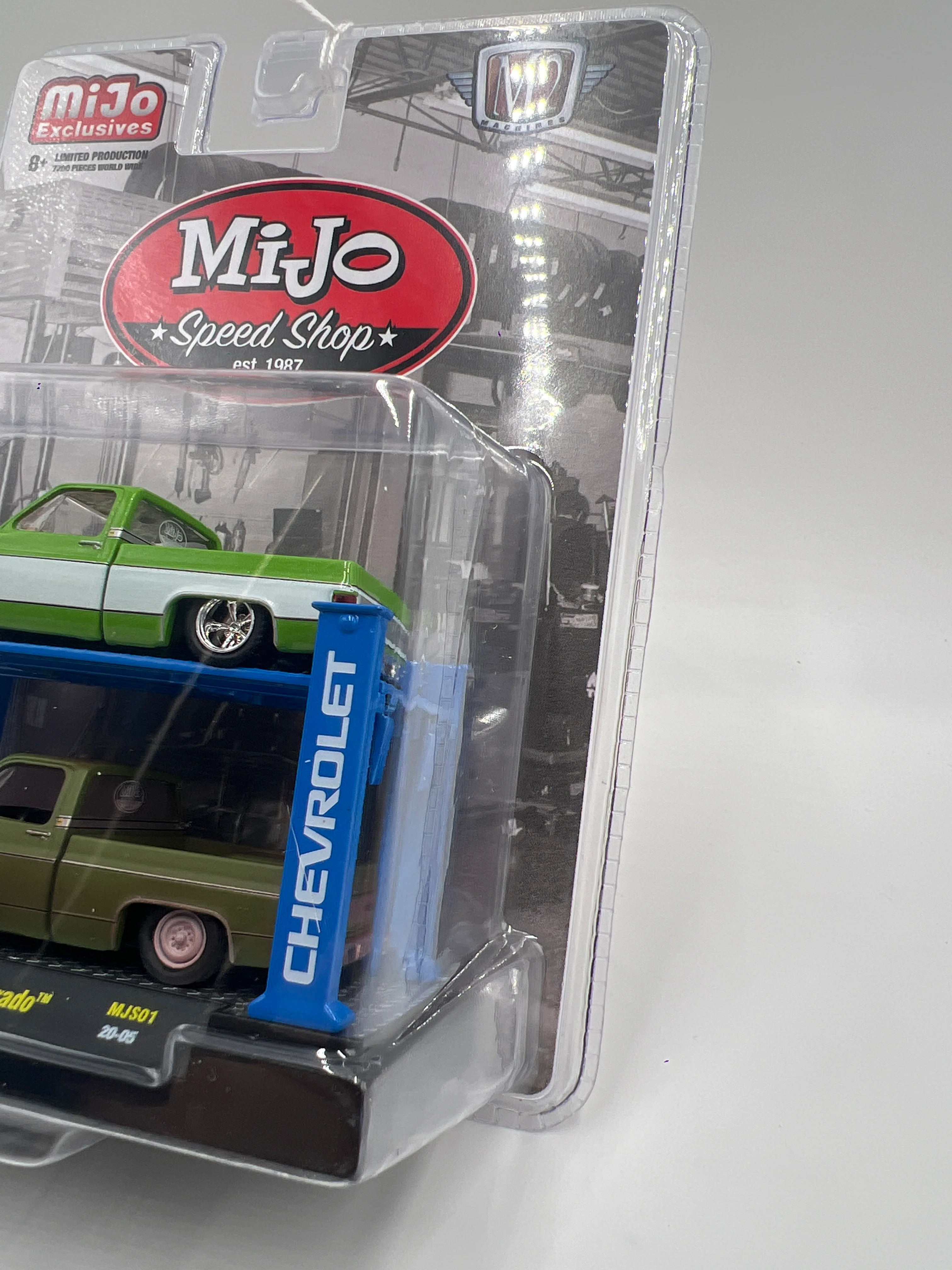 M2 Machines Auto-Lift 2 Pack MiJo Exclusives 1975 Chevrolet Silverado Green MJS01 - Image 4