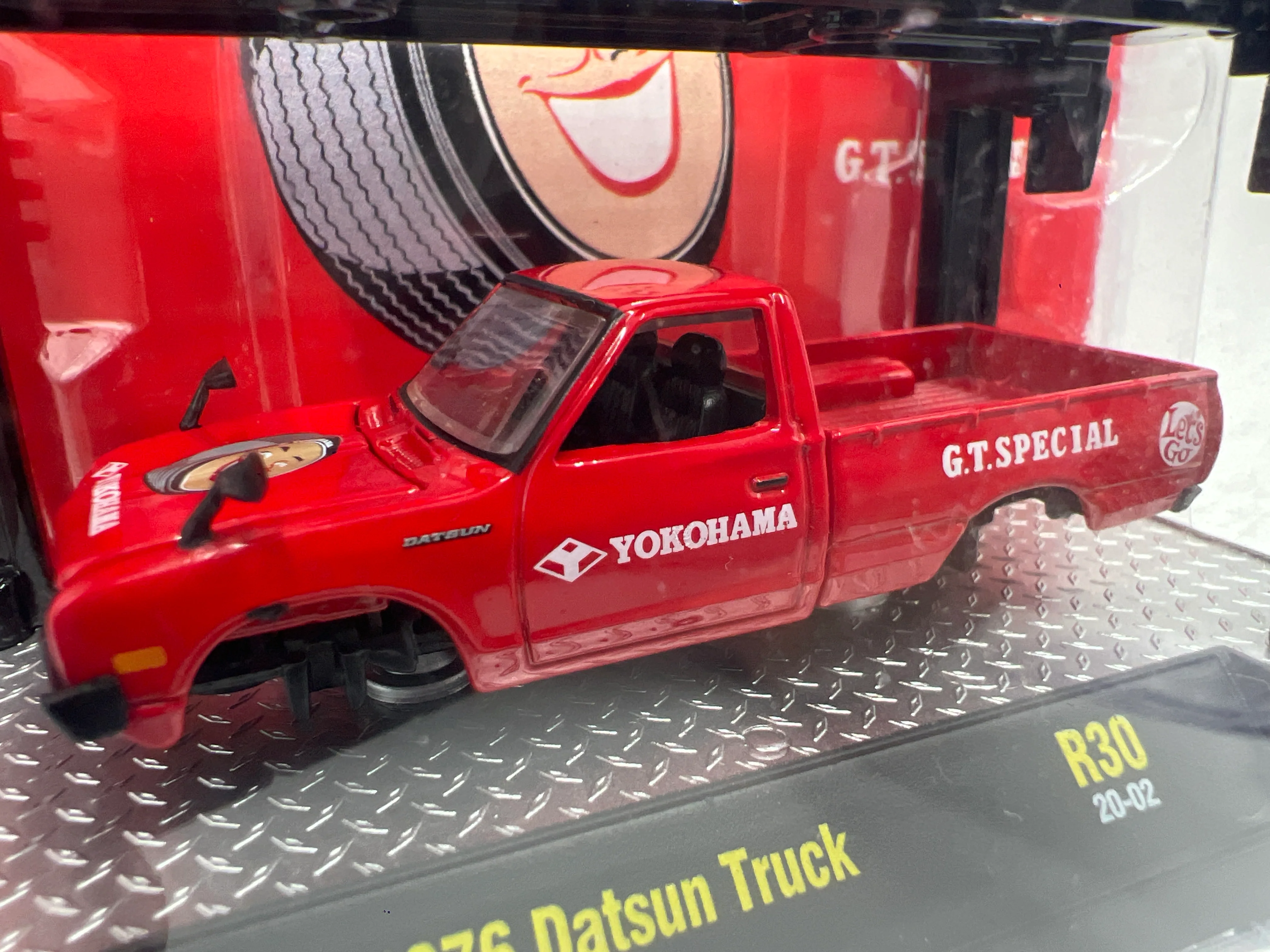 M2 Machines Auto-Lift Yokohama 1976 Datsun Truck Red R30 204G - Image 3