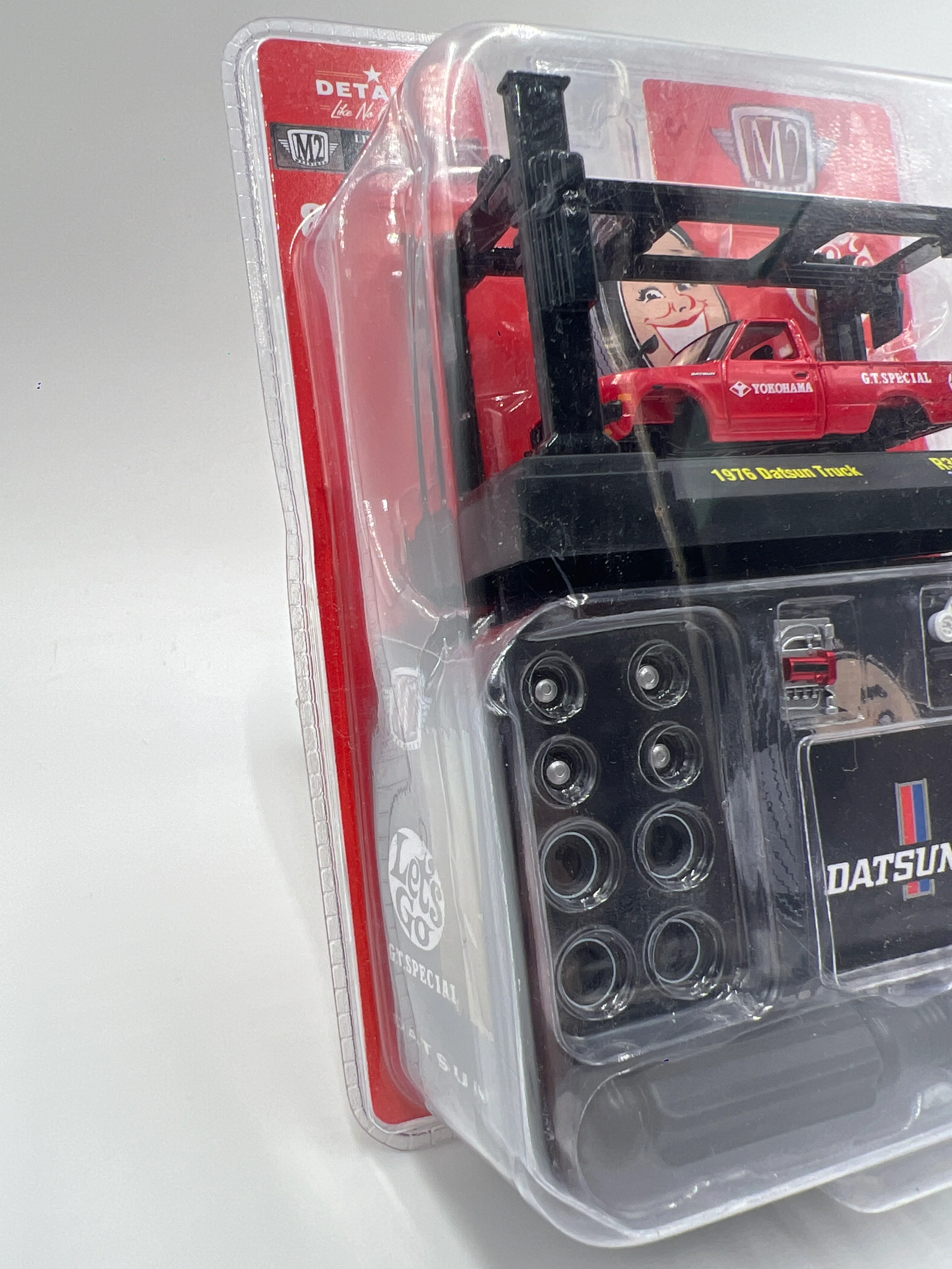 M2 Machines Auto-Lift Yokohama 1976 Datsun Truck Red R30 204G - Image 6