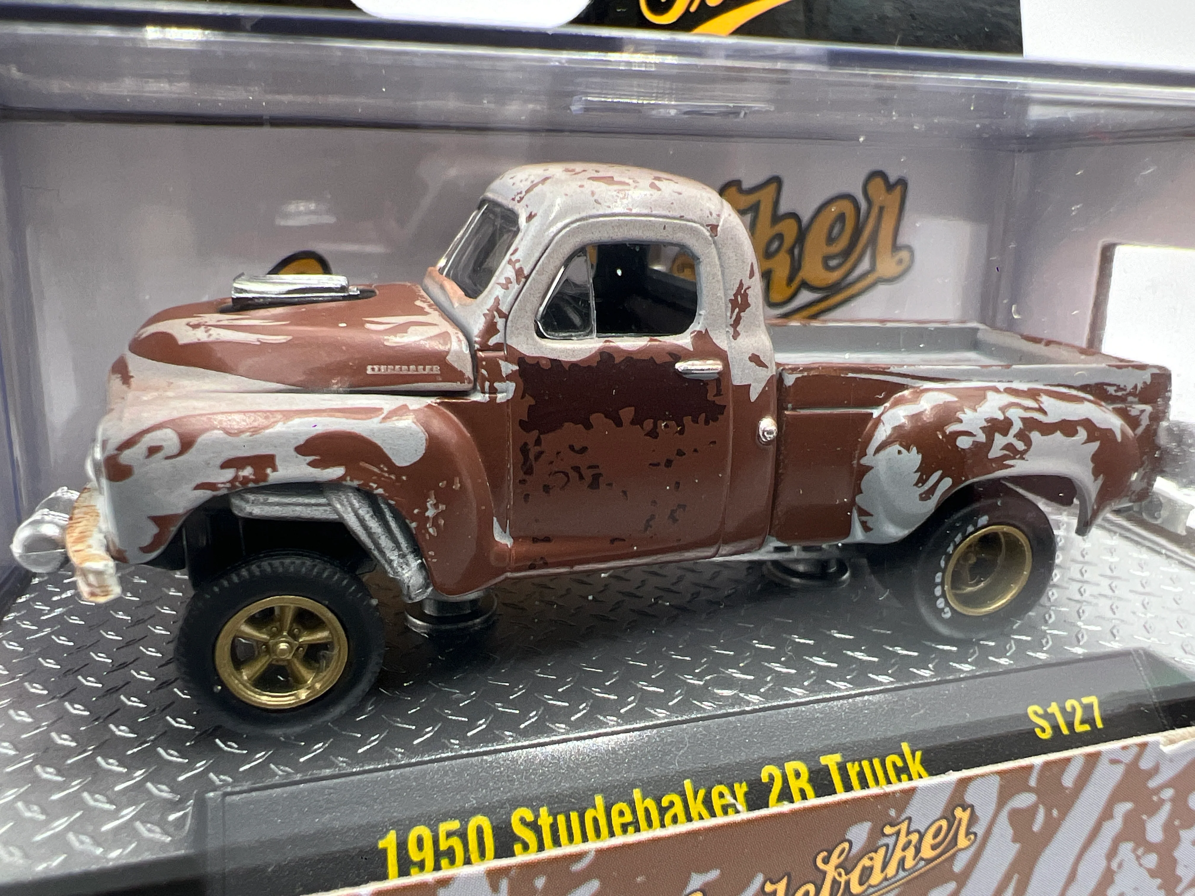 M2 Machines 2R Series Trucks 1950 Studebaker 2R Truck Weathered S127 - Image 2