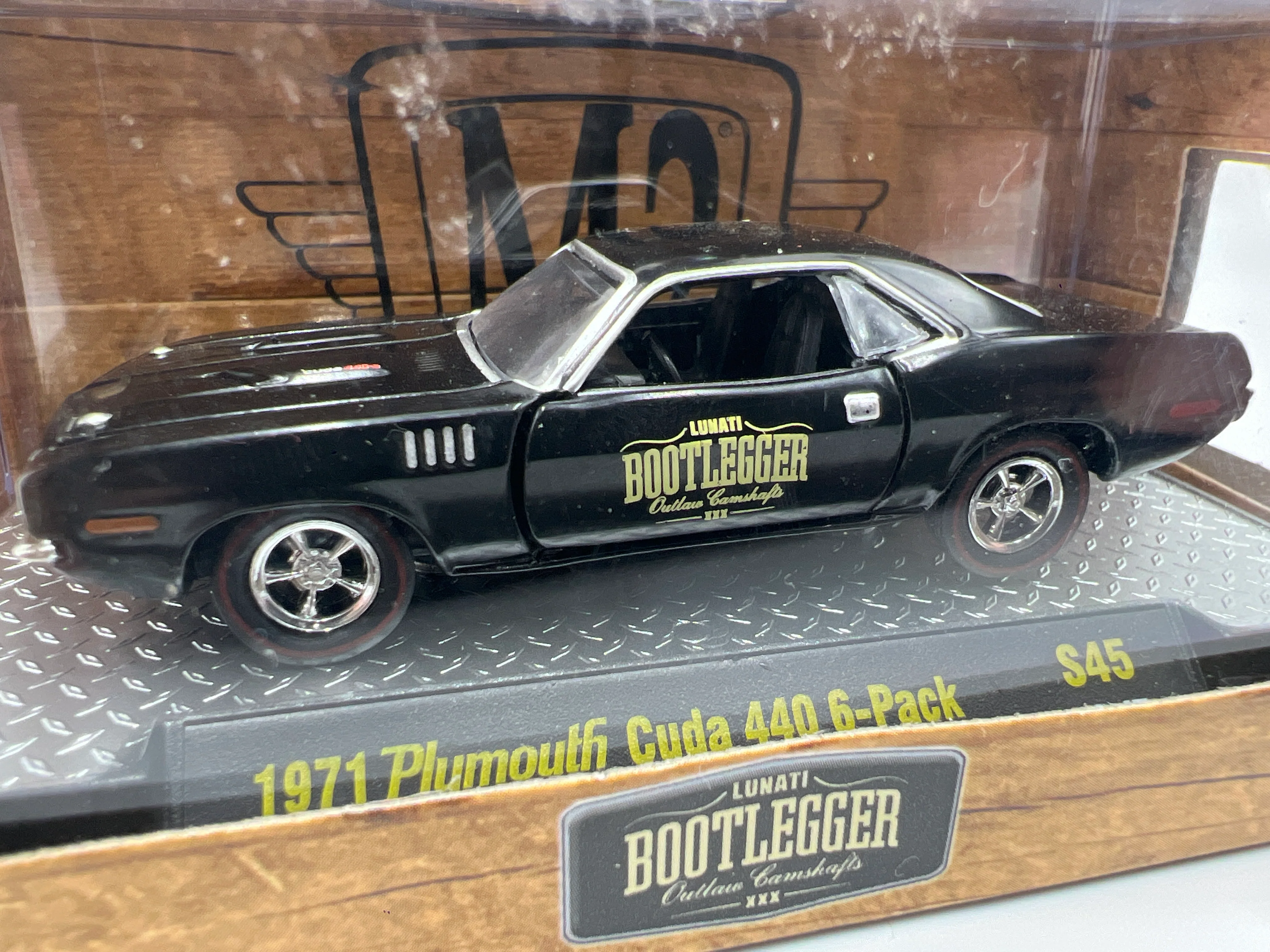 M2 Machines Bootlegger 1971 Plymouth Cuda 440 6-Pack Black S45 - Image 3