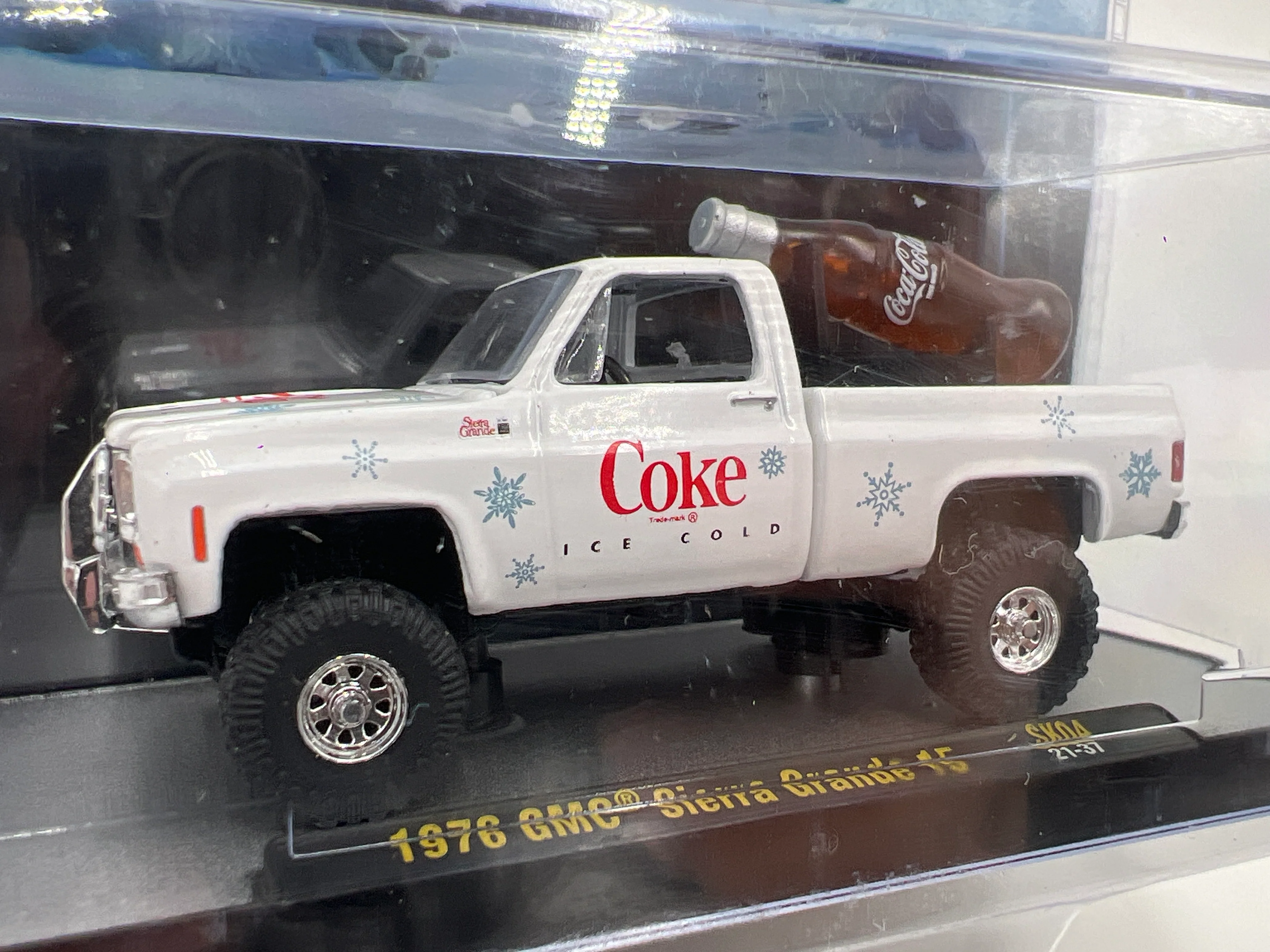 M2 Machines Coca Cola 1976 GMC Sierra Grande 15 White SK04 194B - Image 2