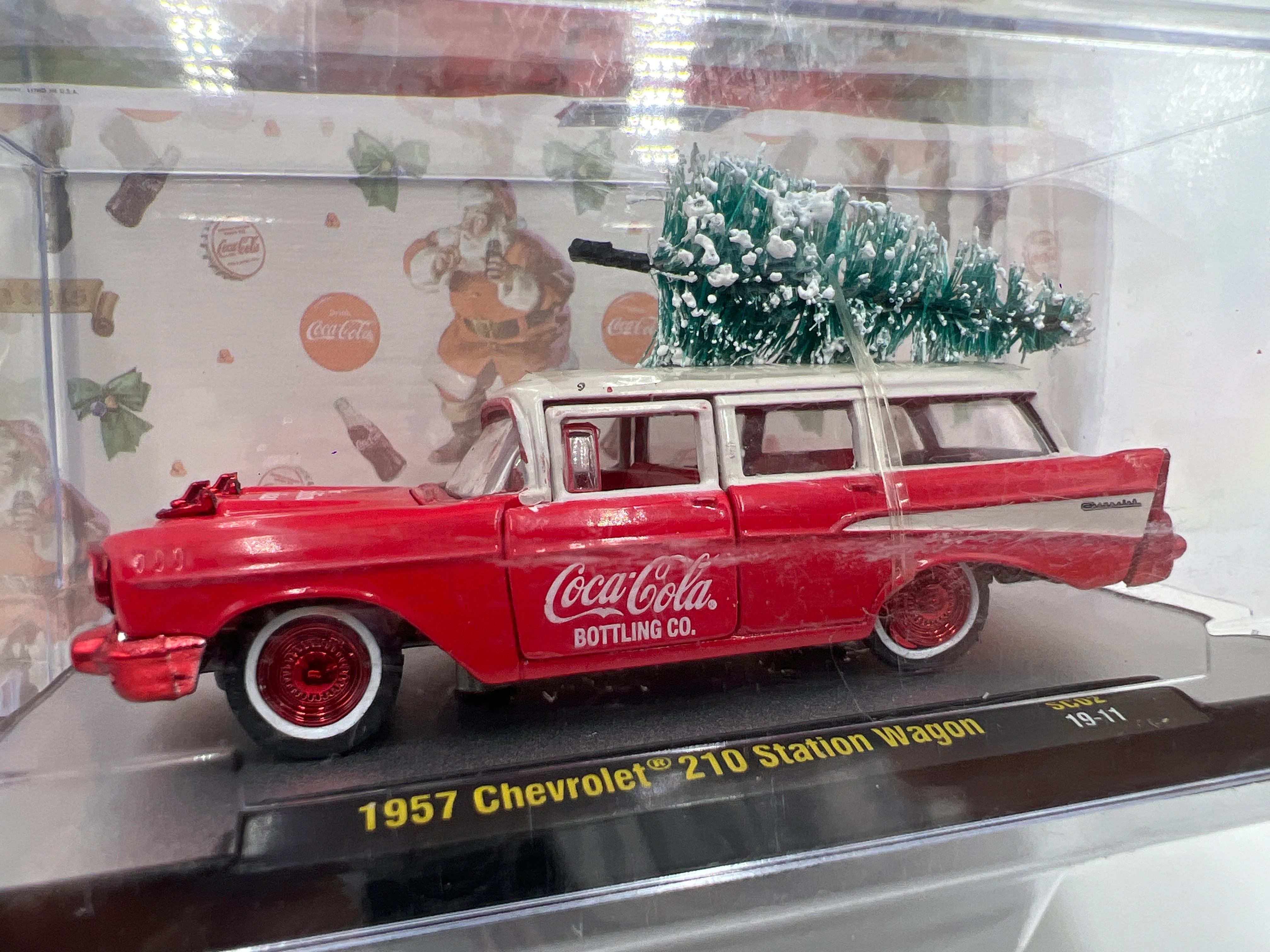 M2 Machines Coca Cola CHASE 1957 Chevrolet 210 Station Wagon Red SC02 - Image 3