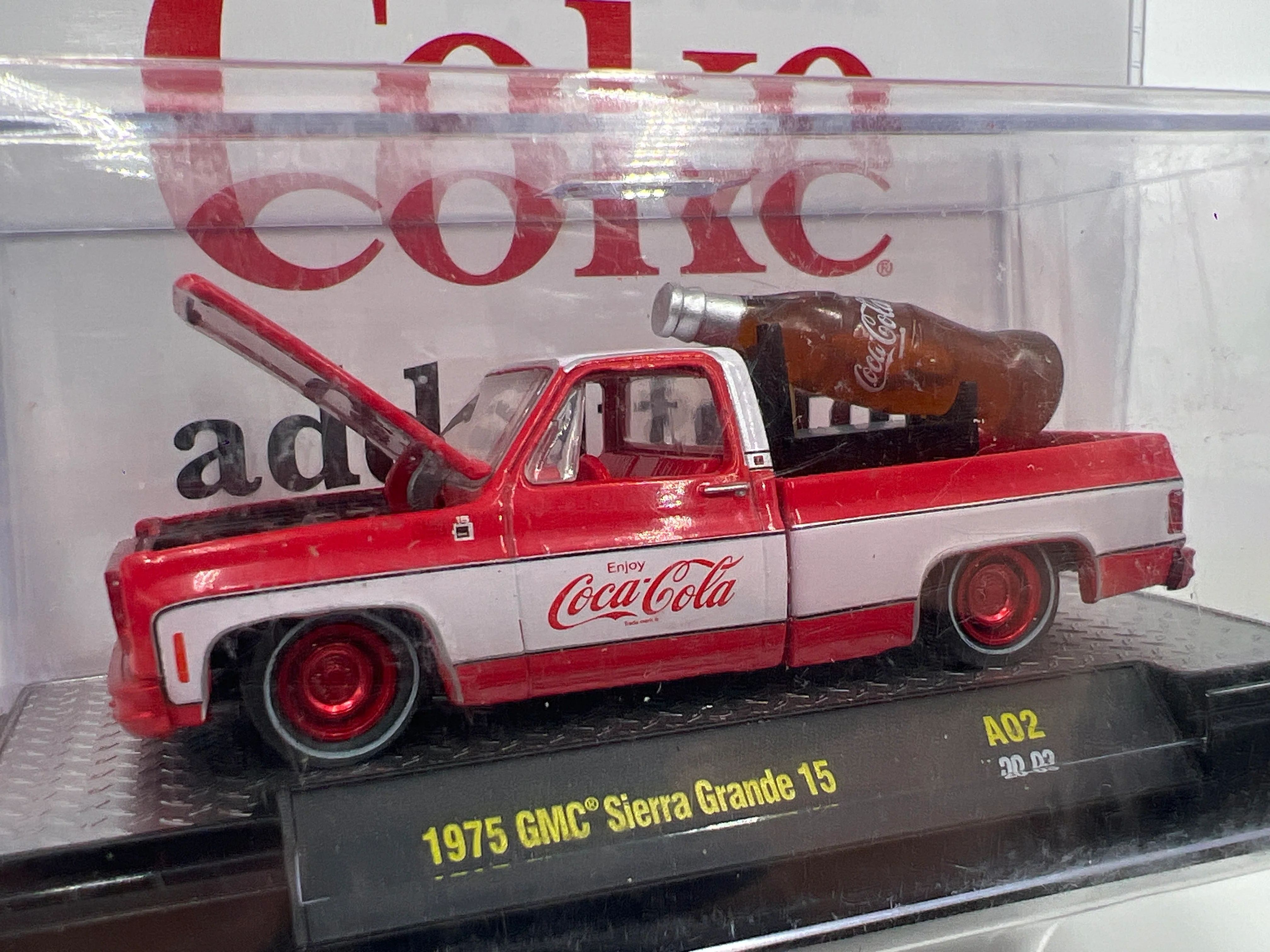 M2 Machines Coca Cola CHASE 1975 GMC Sierra Grande 15 Red/White A02 - Image 2