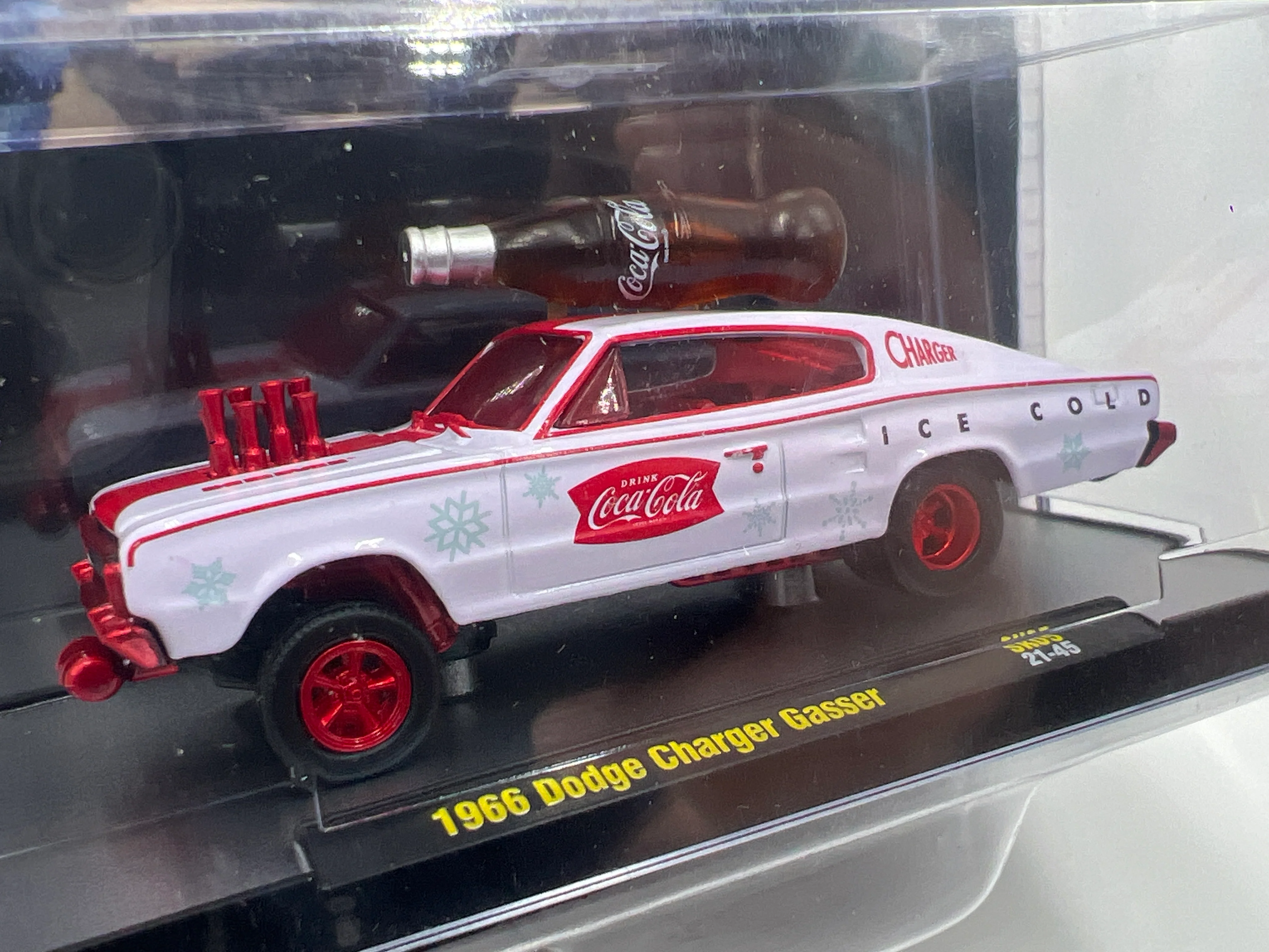 M2 Machines Coca Cola CHASE 1966 Dodge Charger Gasser White SK05 - Image 2