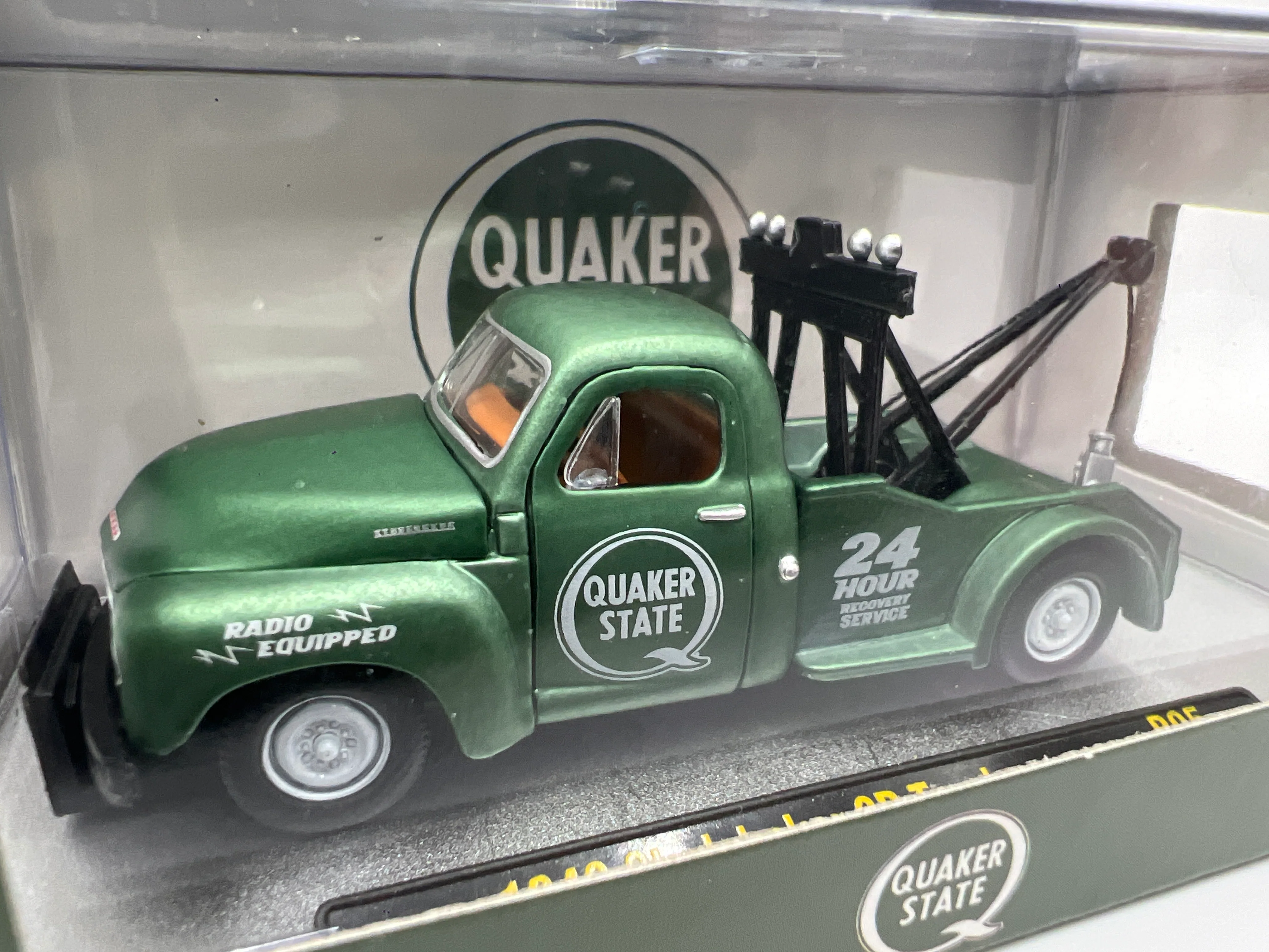 M2 Machines Quaker State 1949 Studebaker 2R Truck Green R95 - Image 3