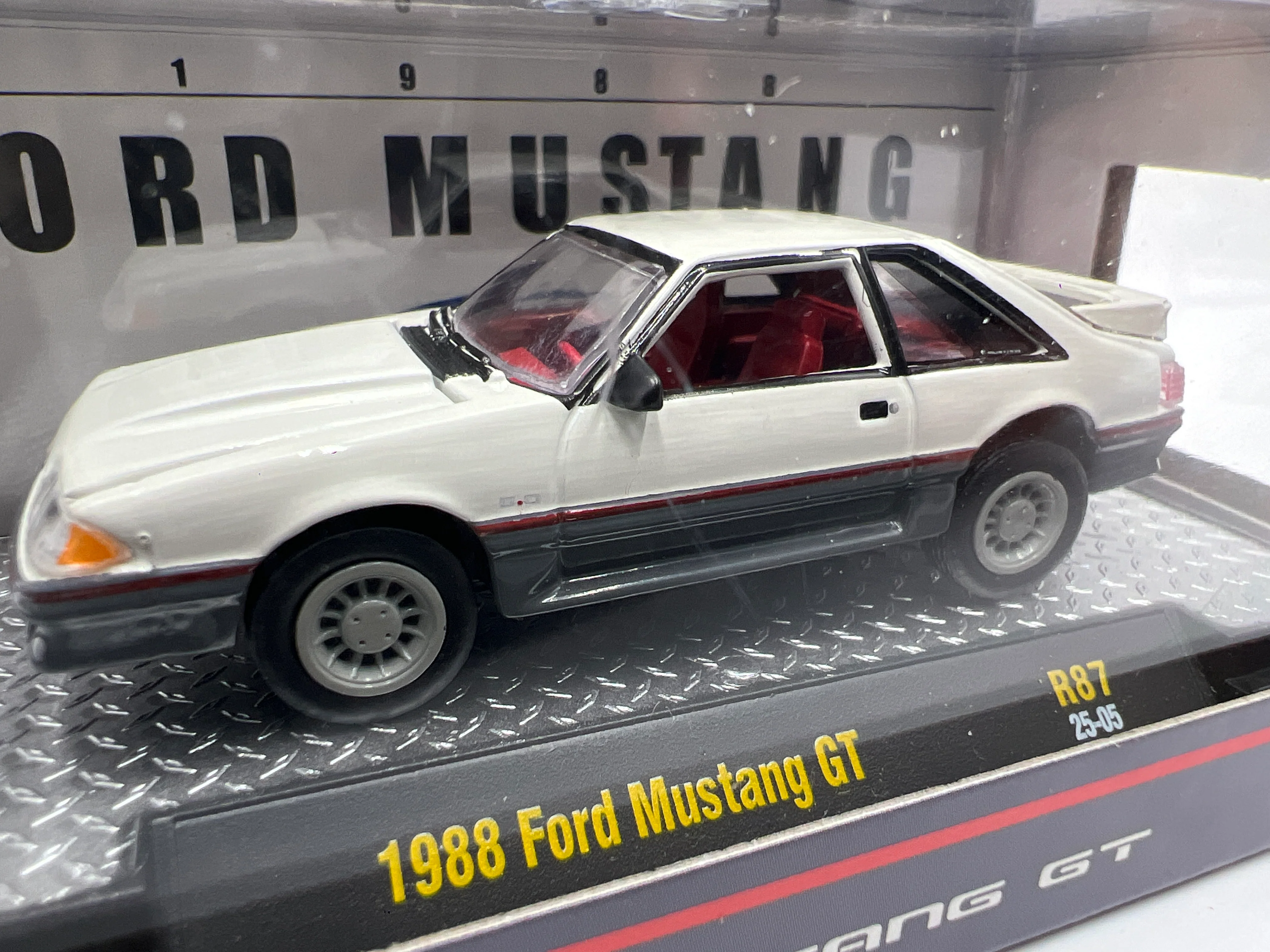 2025 M2 Machines Detroit Muscle 1988 Ford Mustang GT Foxbody White R87 - Image 2