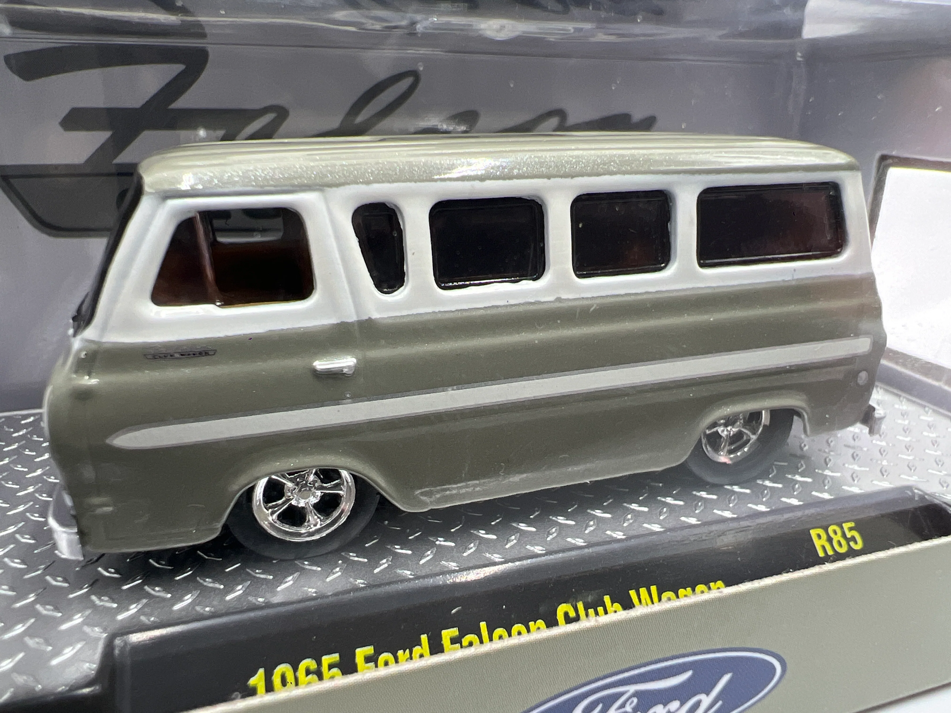 M2 Machines Detroit Muscle 1965 Ford Falcon Club Wagon Green R85 - Image 3