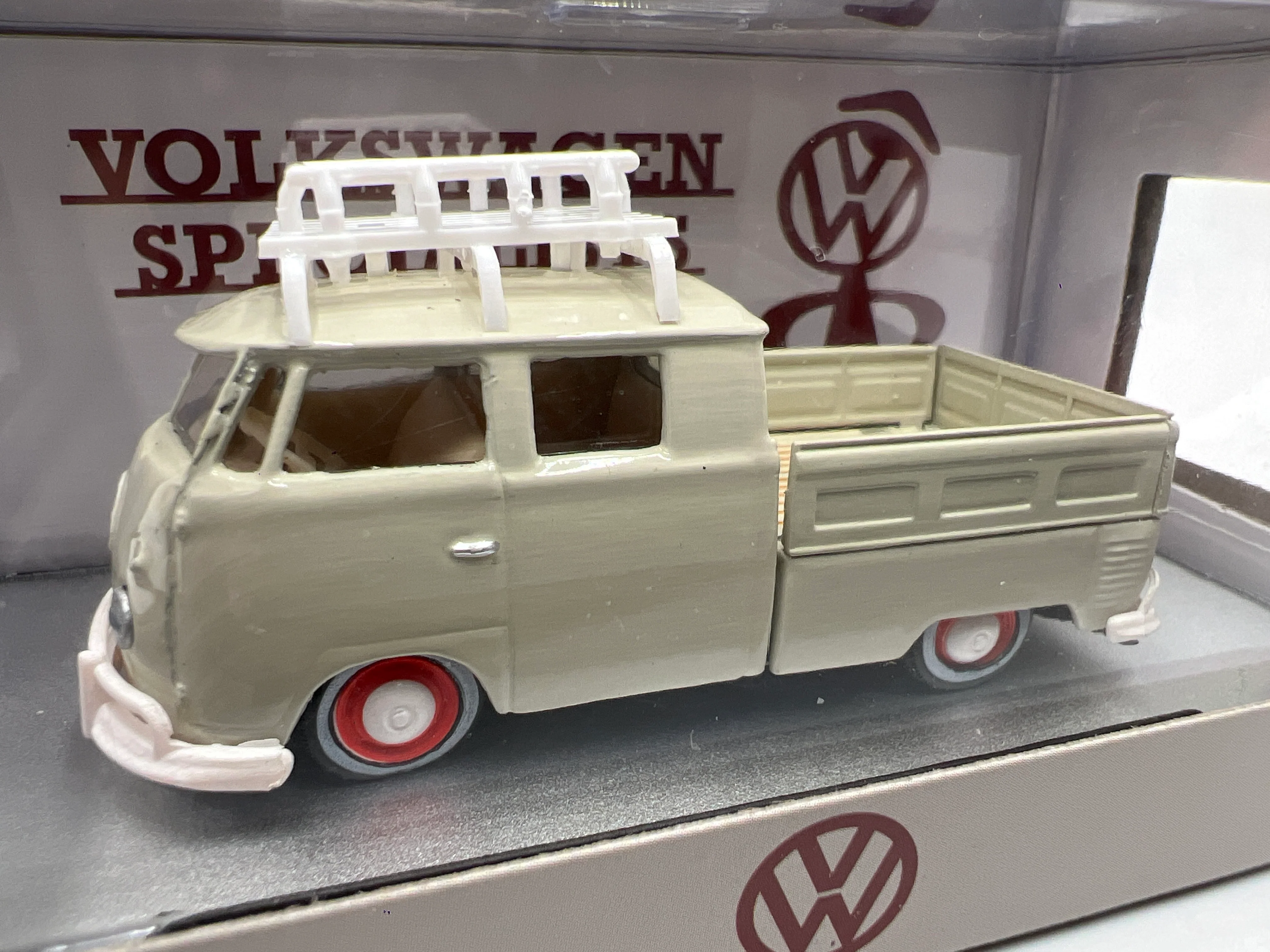 M2 Machines Auto-Thentics 1959 VW Double Cab Truck USA Model R93 - Image 2