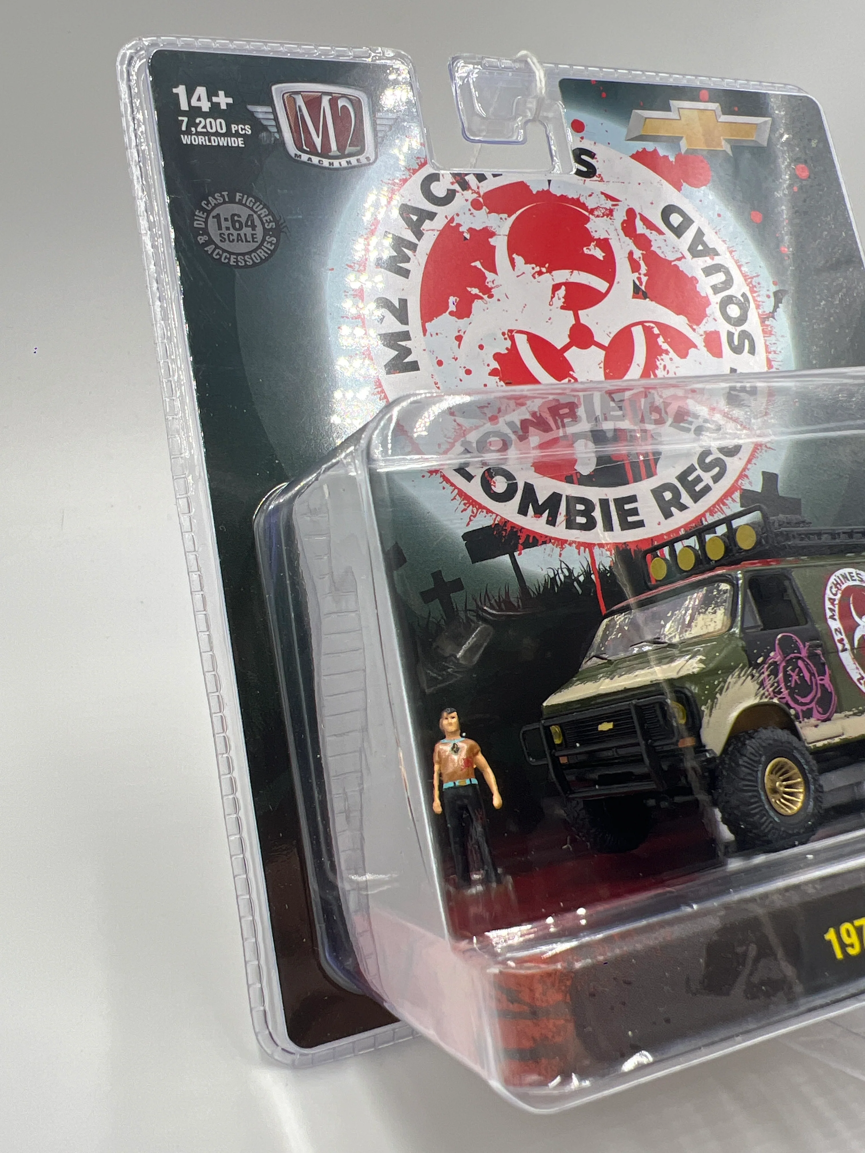 M2 Machines Diorama Zombie Rescue Squad 1971 Chevrolet Van G10 4x4 R11 198G - Image 4