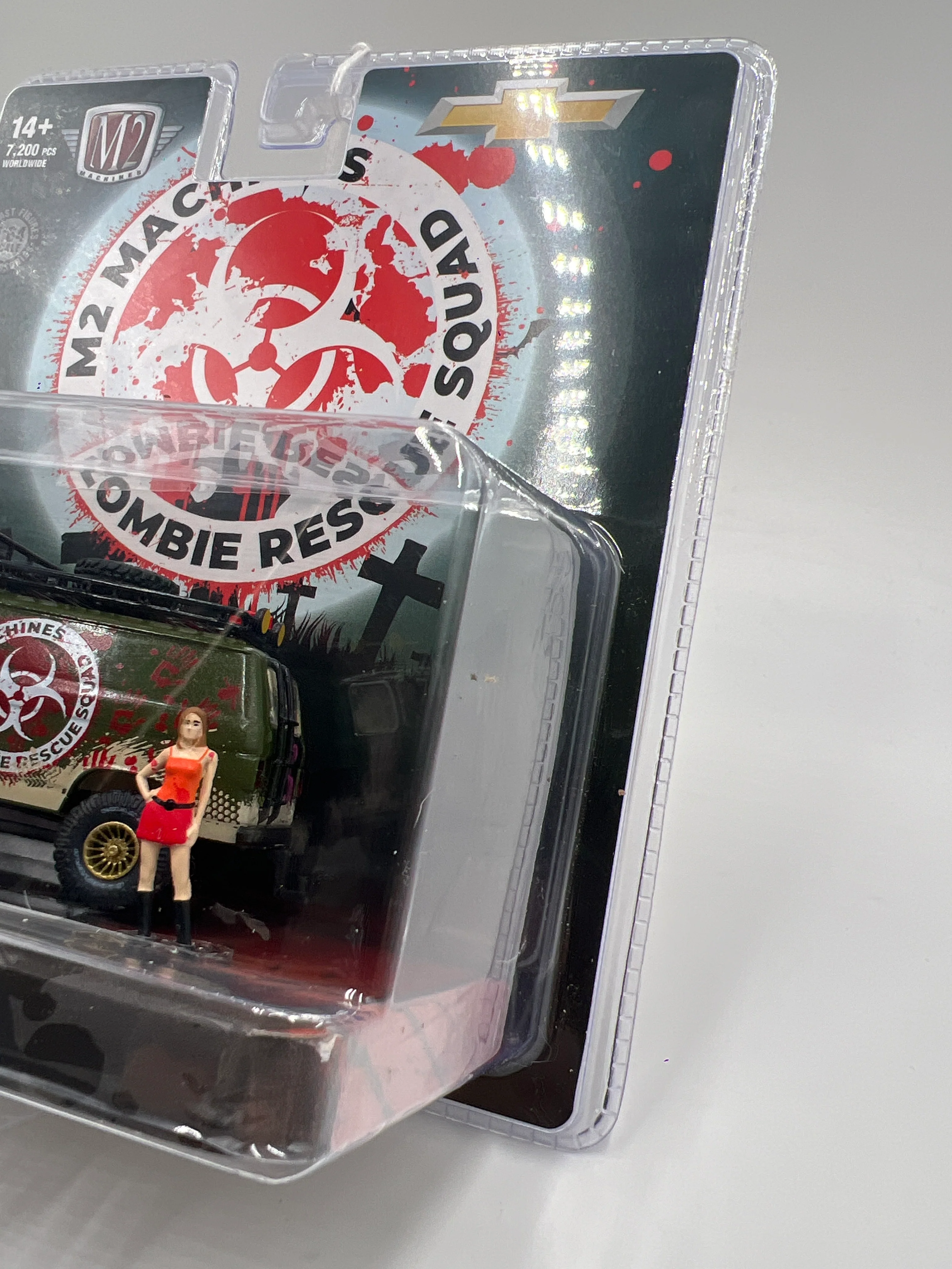 M2 Machines Diorama Zombie Rescue Squad 1971 Chevrolet Van G10 4x4 R11 198G - Image 5
