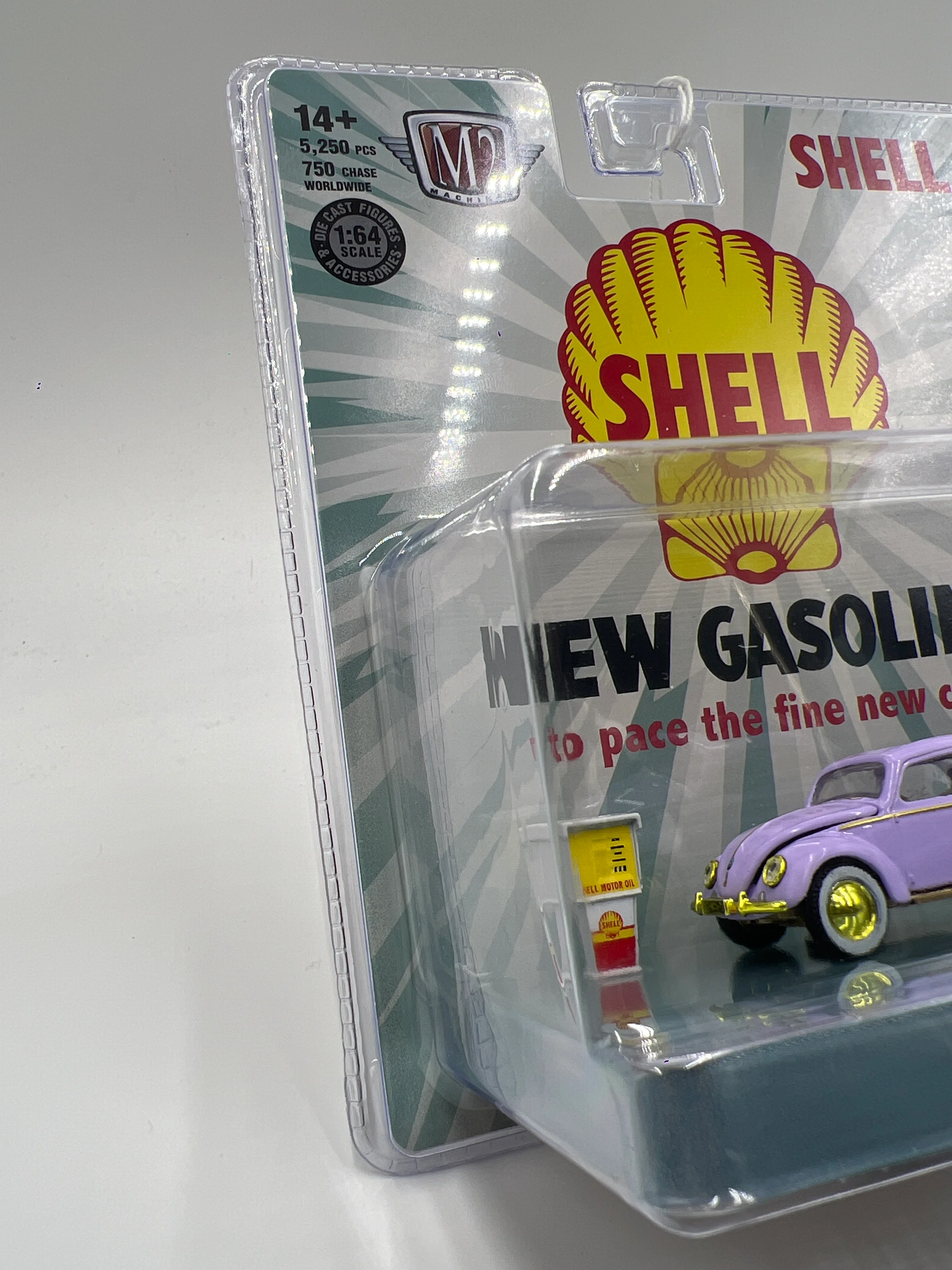 M2 Machines Diorama CHASE Shell 1957 VW Beetle Deluxe European Model Purple R09 - Image 5