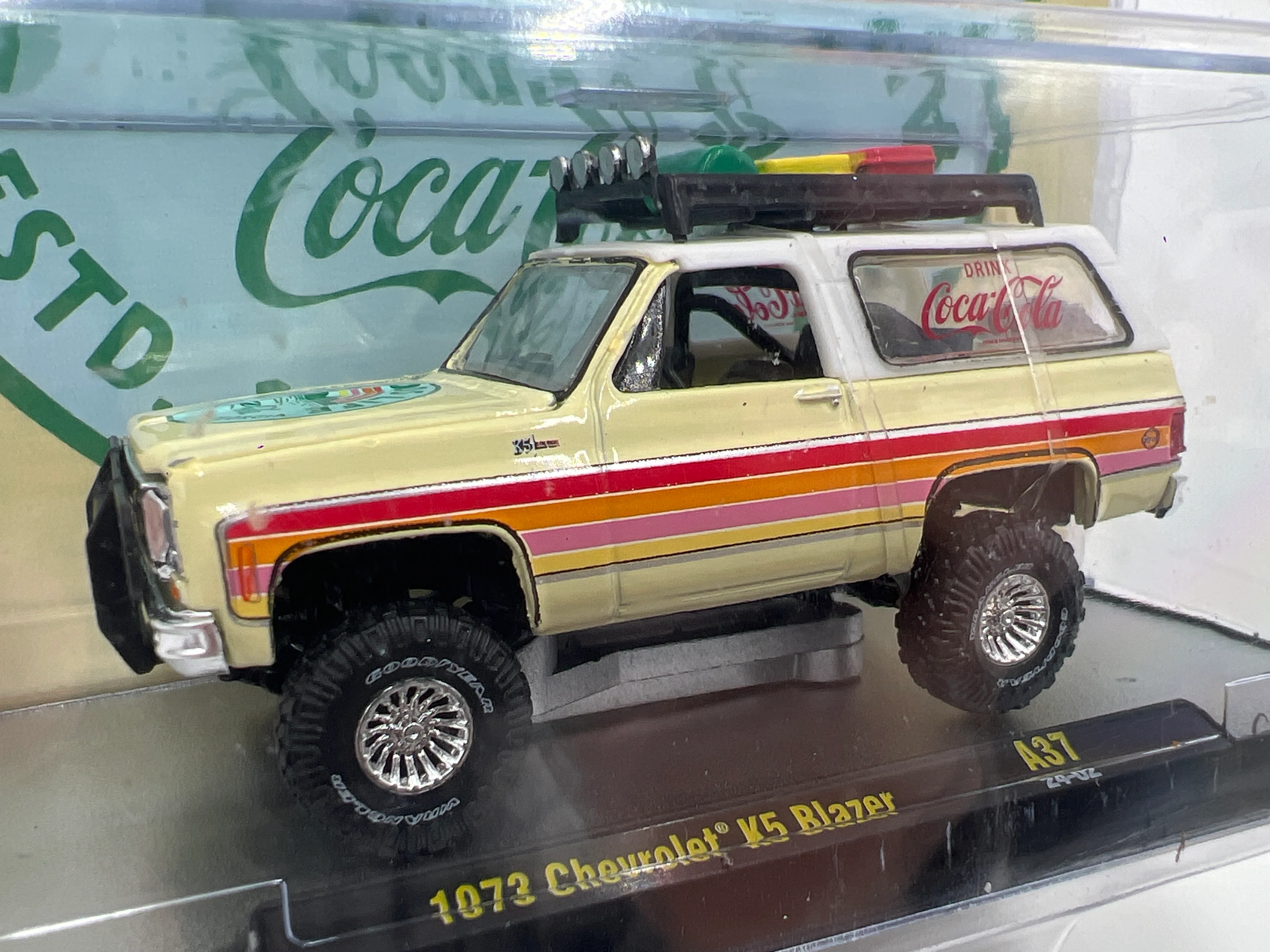M2 Machines Coca Cola 1973 Chevrolet K5 Blazer A37 - Image 2