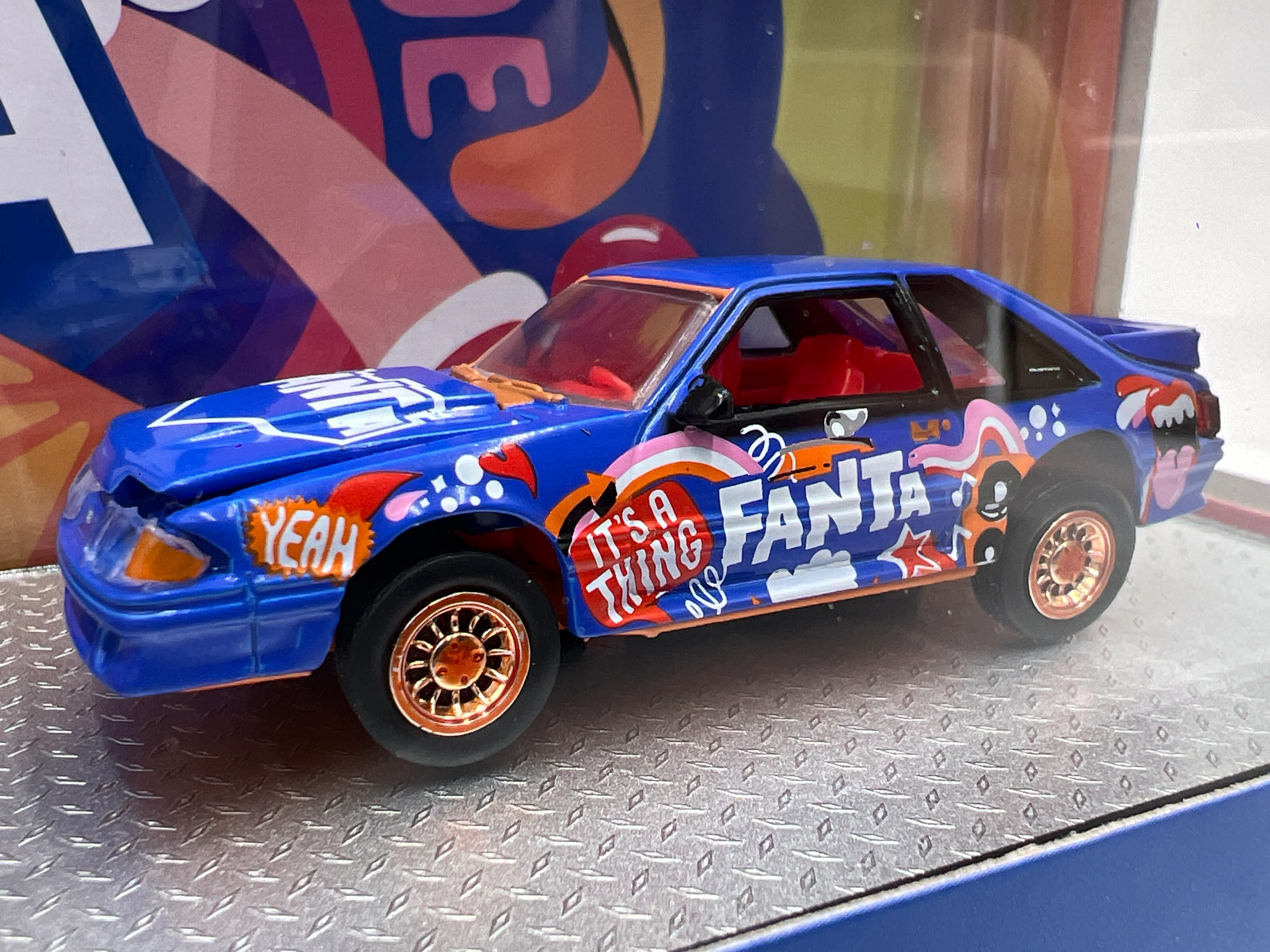 M2 Machines Haulers TW44 CHASE Fanta 1990 Ford C-8000 & 1990 Ford Mustang GT - Image 3
