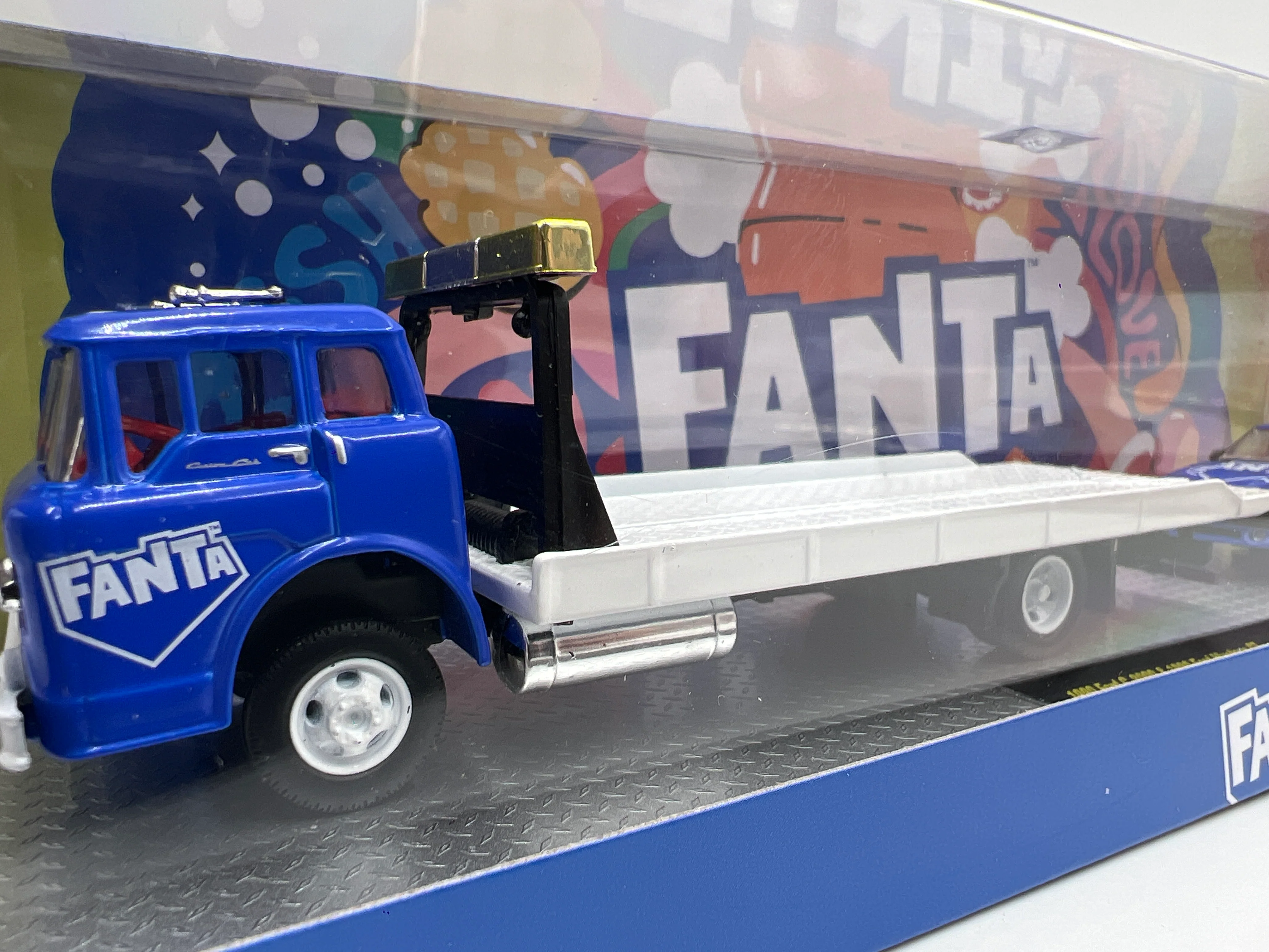 M2 Machines Haulers TW44 Fanta 1990 Ford C-8000 & 1990 Ford Mustang GT - Image 3