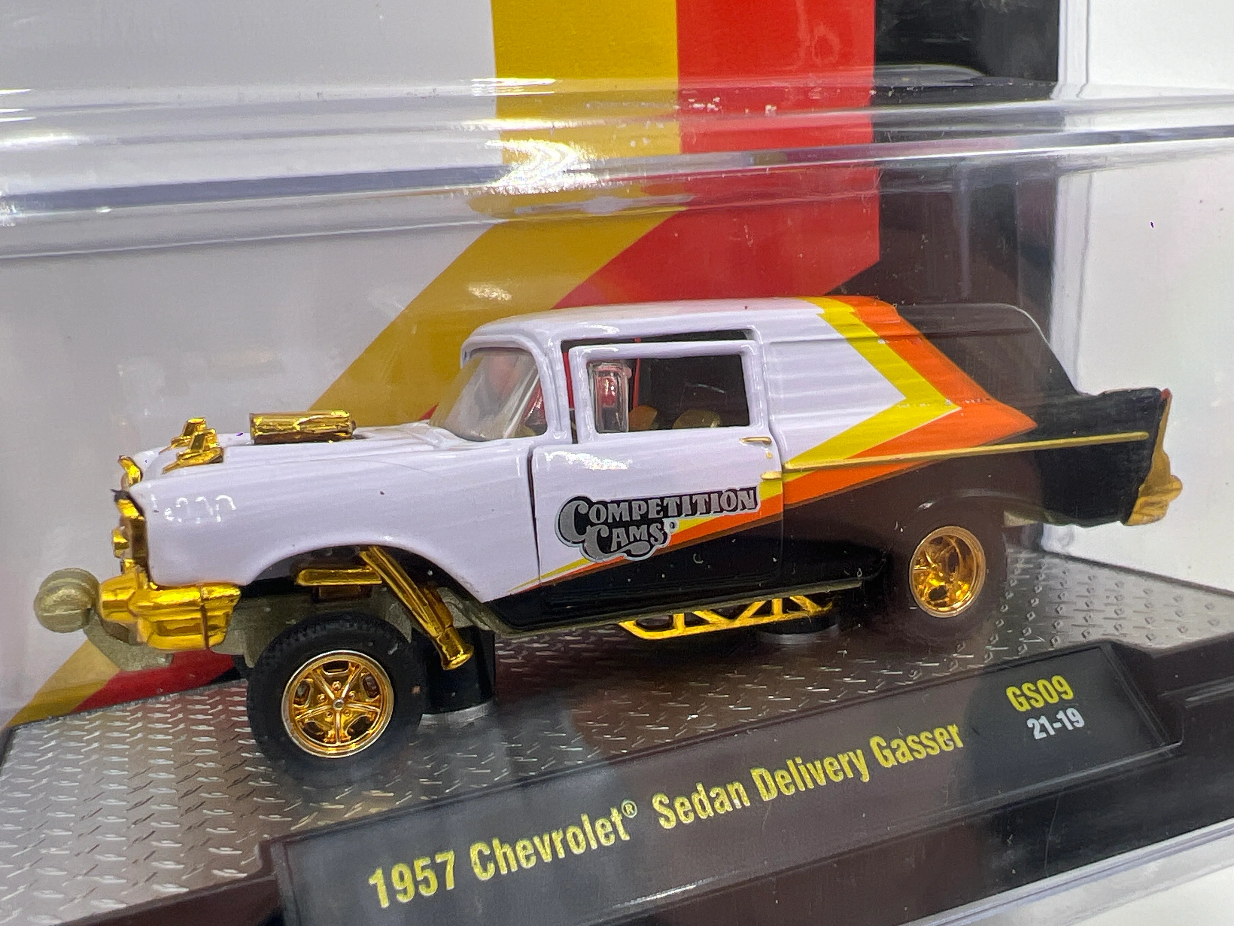 M2 Machines Hobby Exclusive CHASE Competition Cams 1957 Chevrolet Sedan Delivery GS09 - Image 2