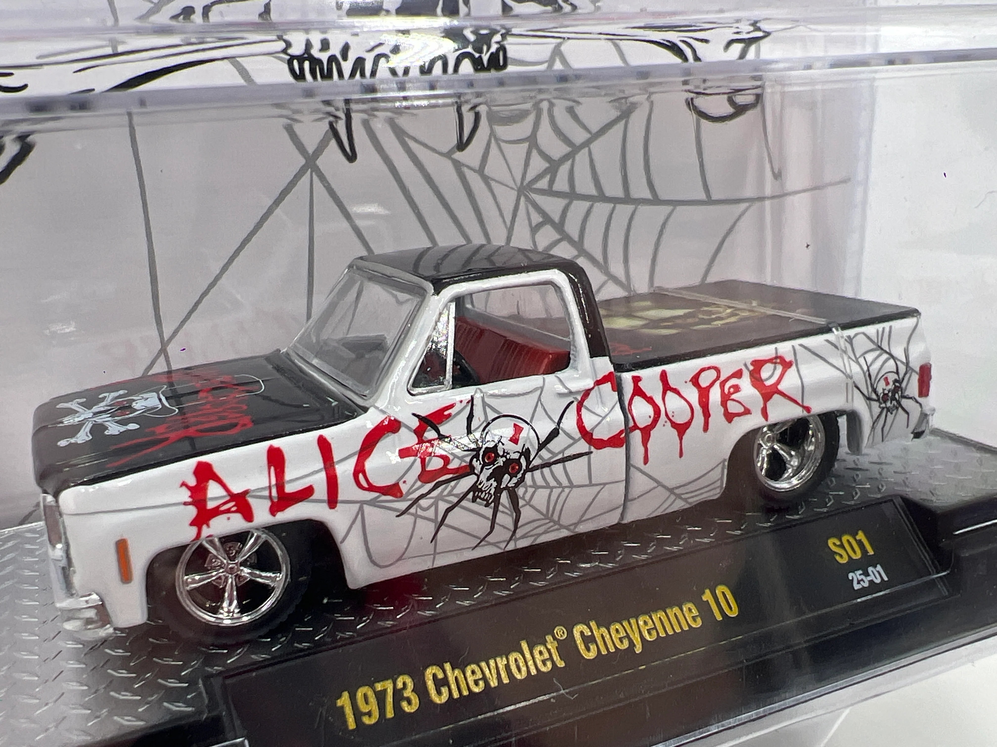 M2 Machines Rock Legends Alice Cooper 1973 Chevrolet Cheyenne 10 S01 - Image 2
