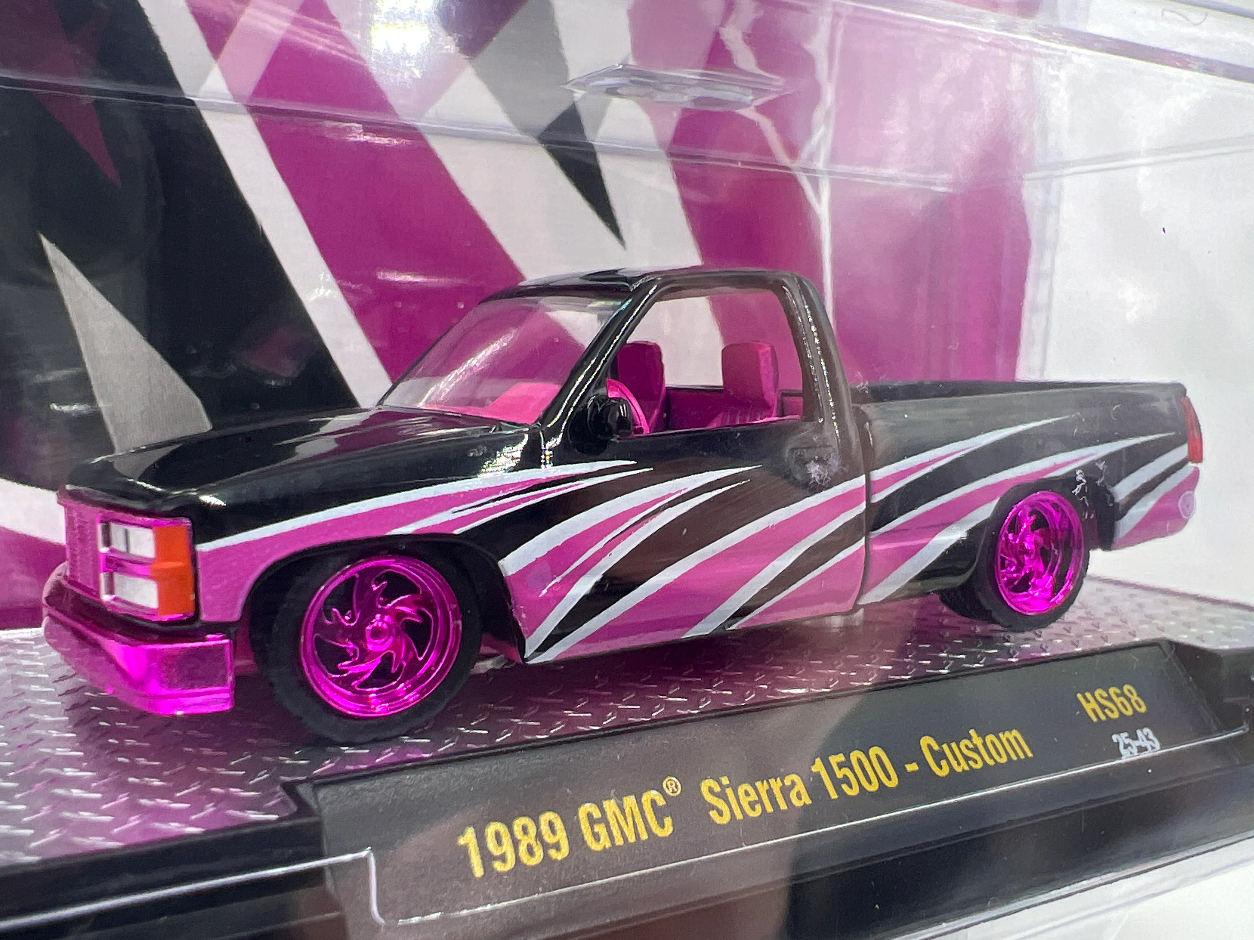 M2 Machines Hobby Exclusive HS68 CHASE 1989 GMC Sierra 1500 Custom - Image 2