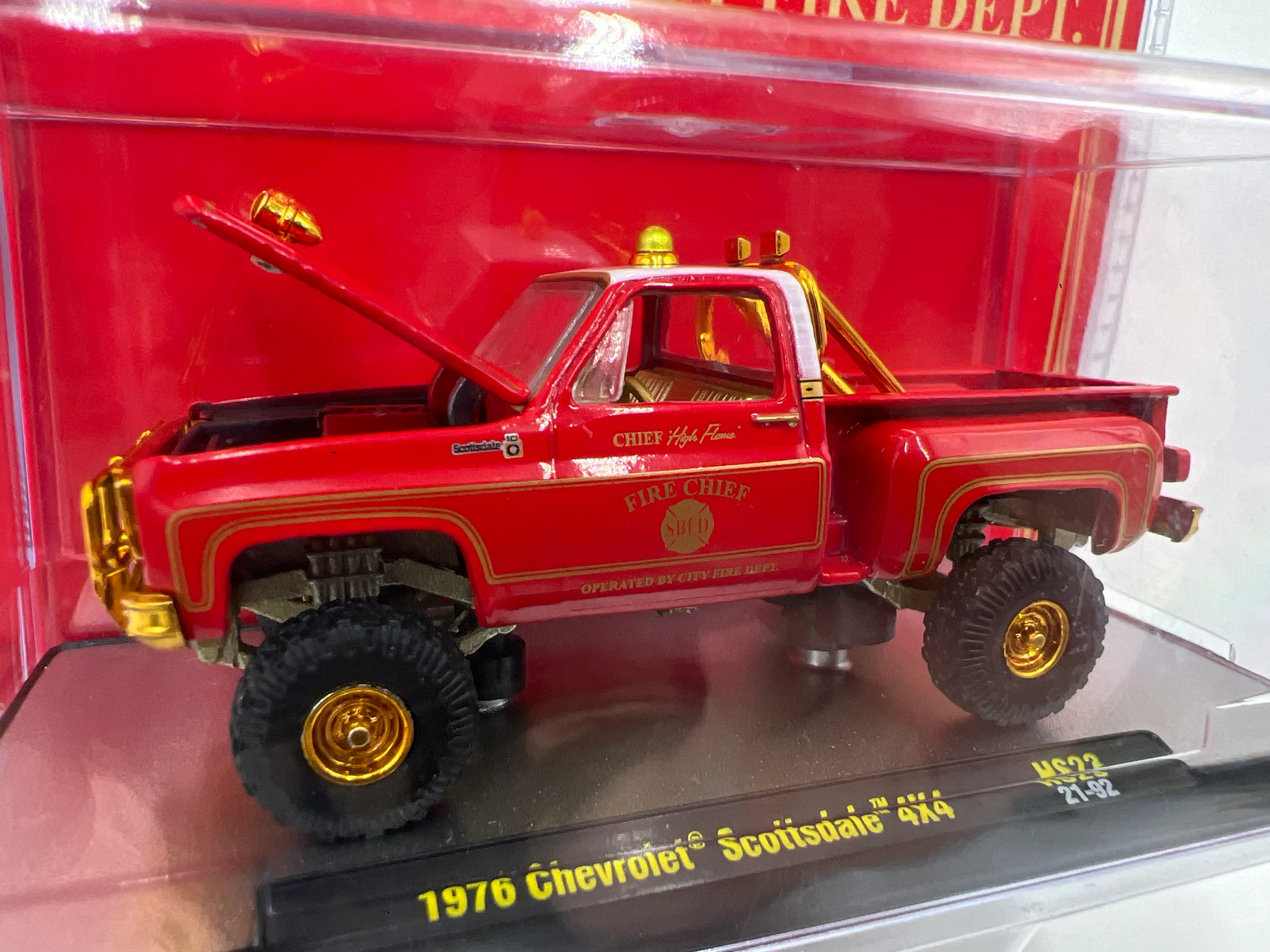 M2 Machines CHASE SBFD Chief High Flame 1976 Chevrolet Scottsdale 4x4 Red HS23 - Image 3