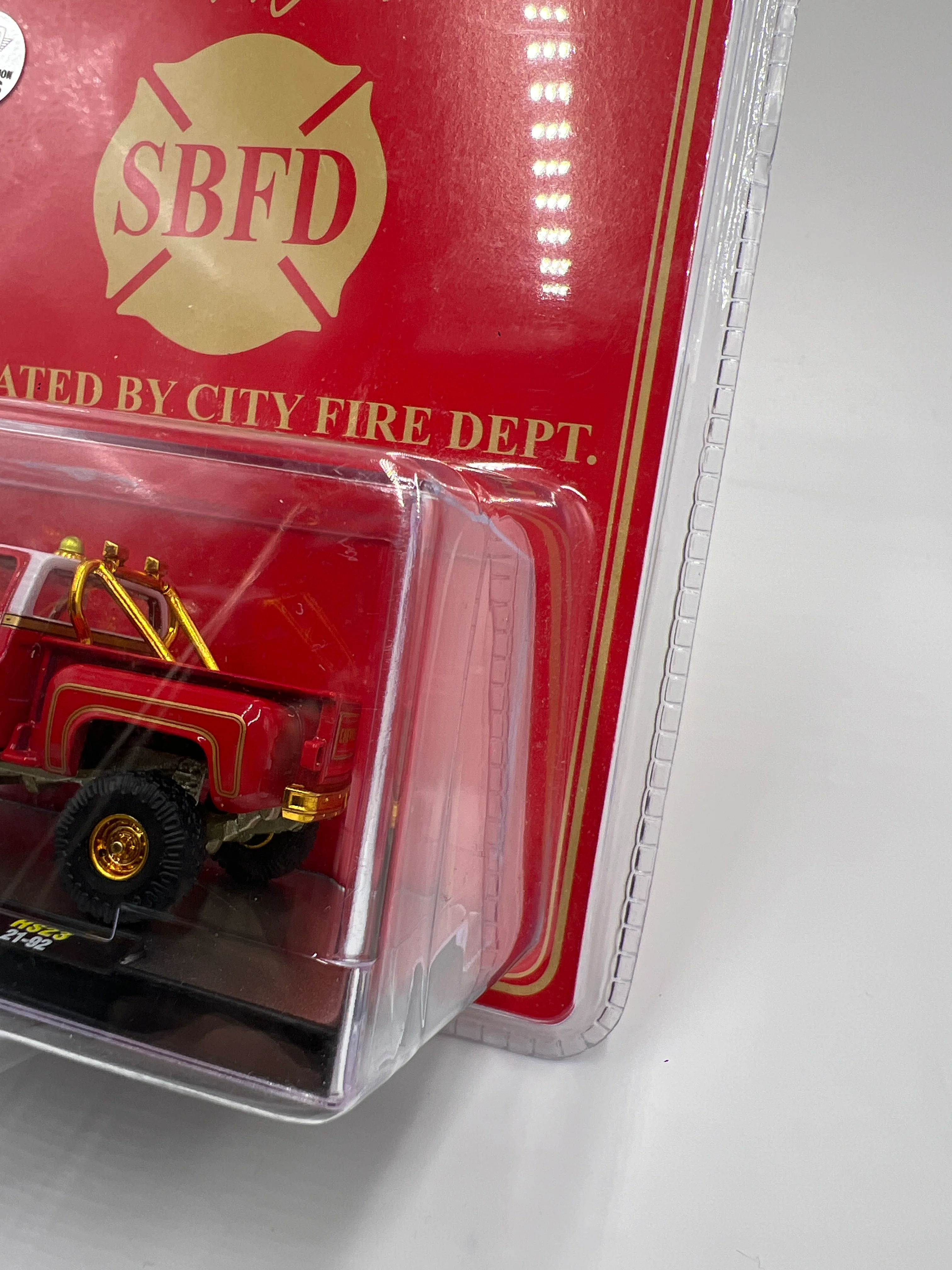 M2 Machines CHASE SBFD Chief High Flame 1976 Chevrolet Scottsdale 4x4 Red HS23 - Image 4