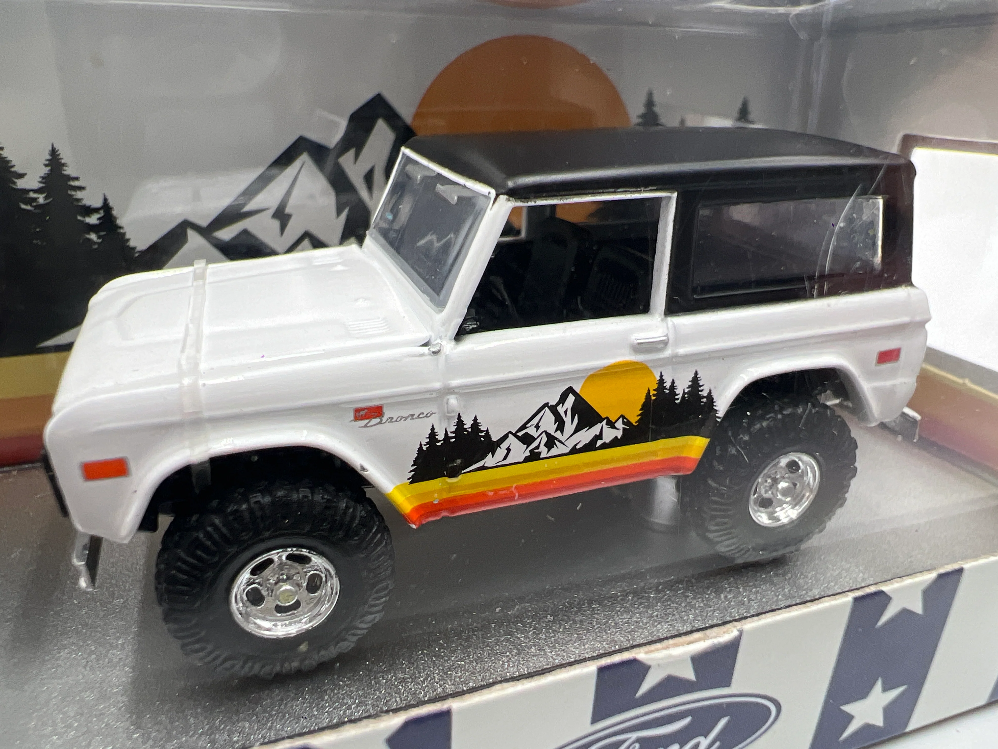 M2 Machines 1976 Ford Bronco White R91 - Image 3