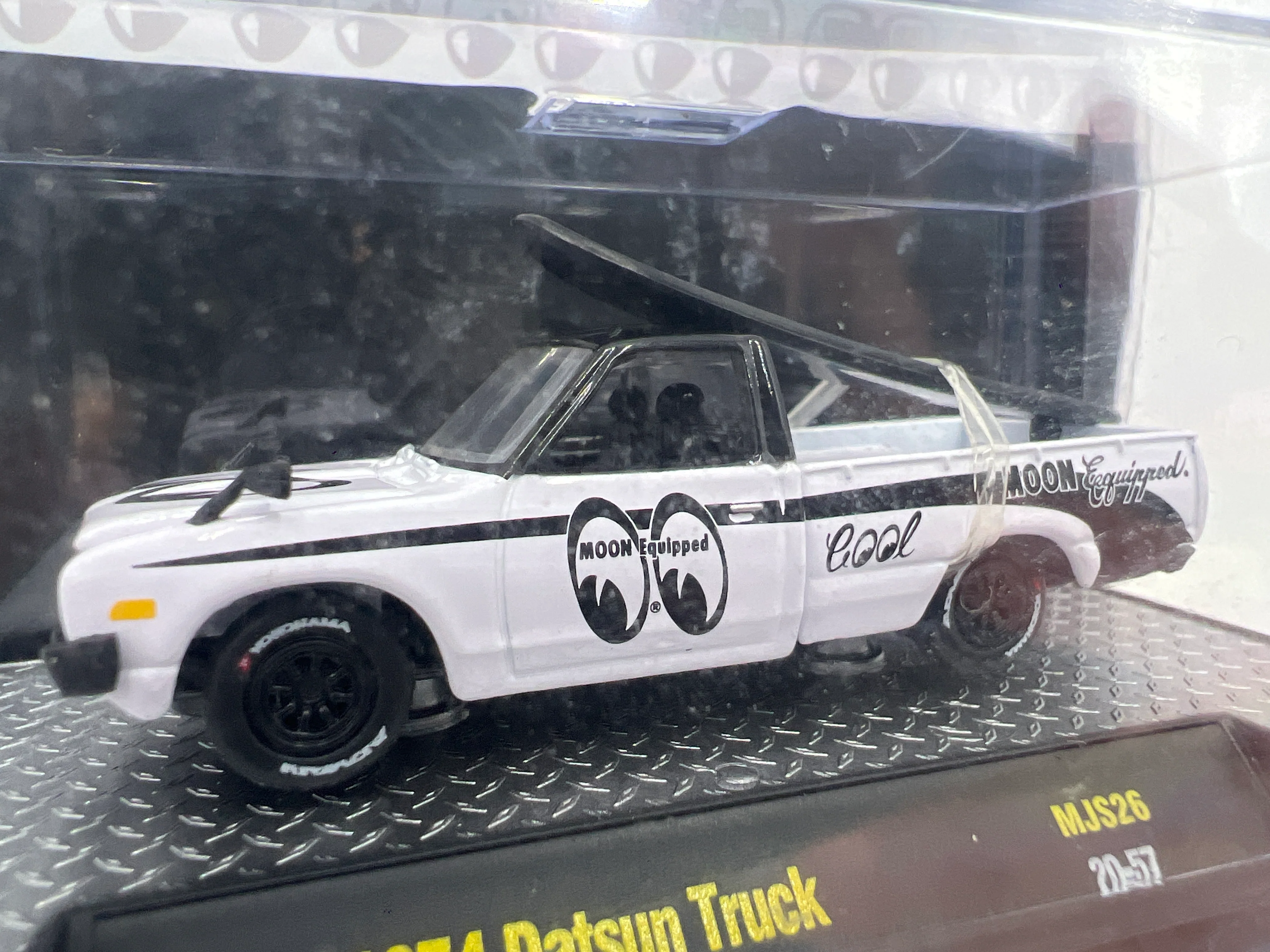 M2 Machines Mijo Exclusives Moon Equipped 1974 Datsun Truck Mooneyes White MJS26 201E - Image 3