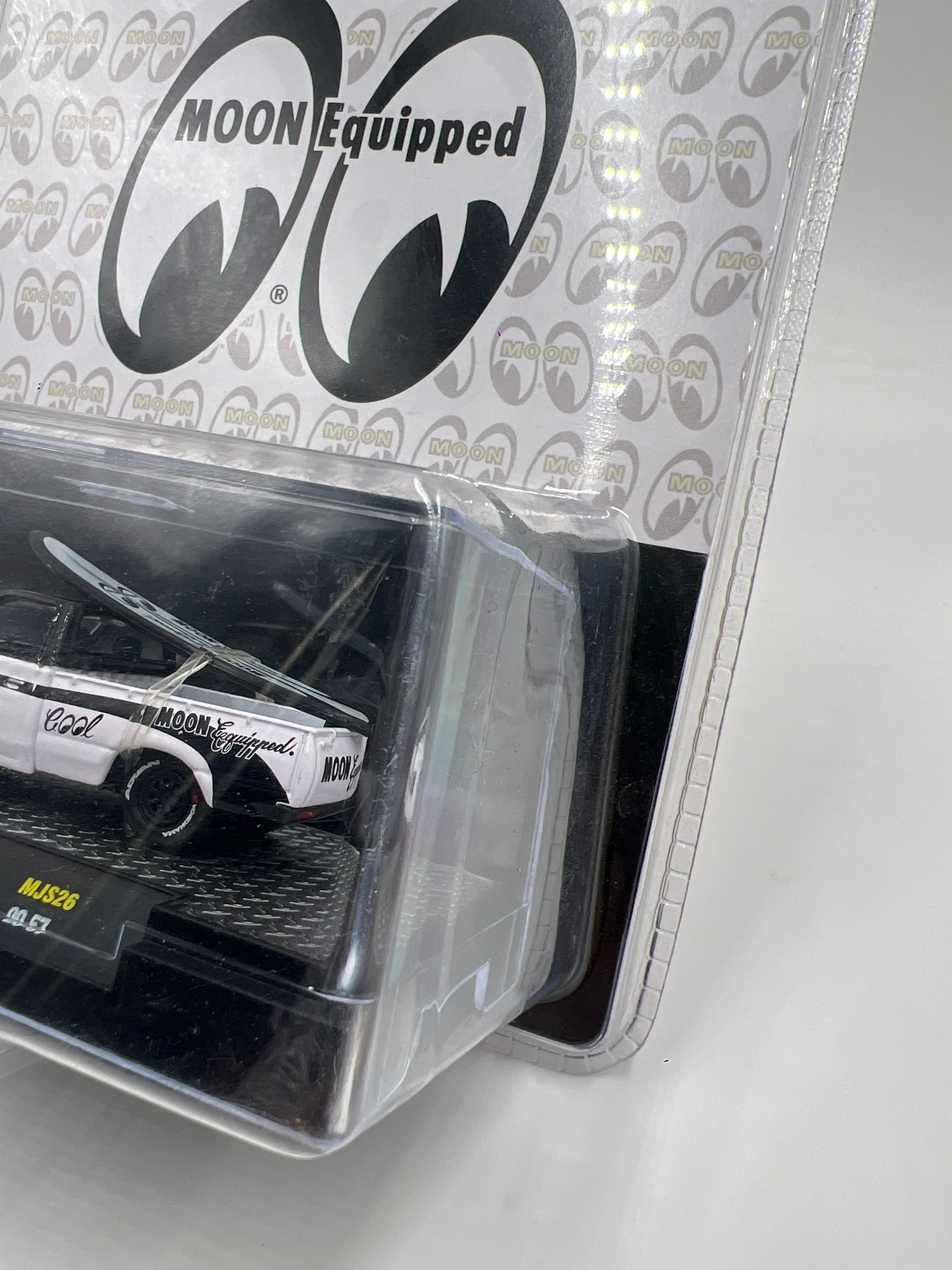 M2 Machines Mijo Exclusives Moon Equipped 1974 Datsun Truck Mooneyes White MJS26 201E - Image 4