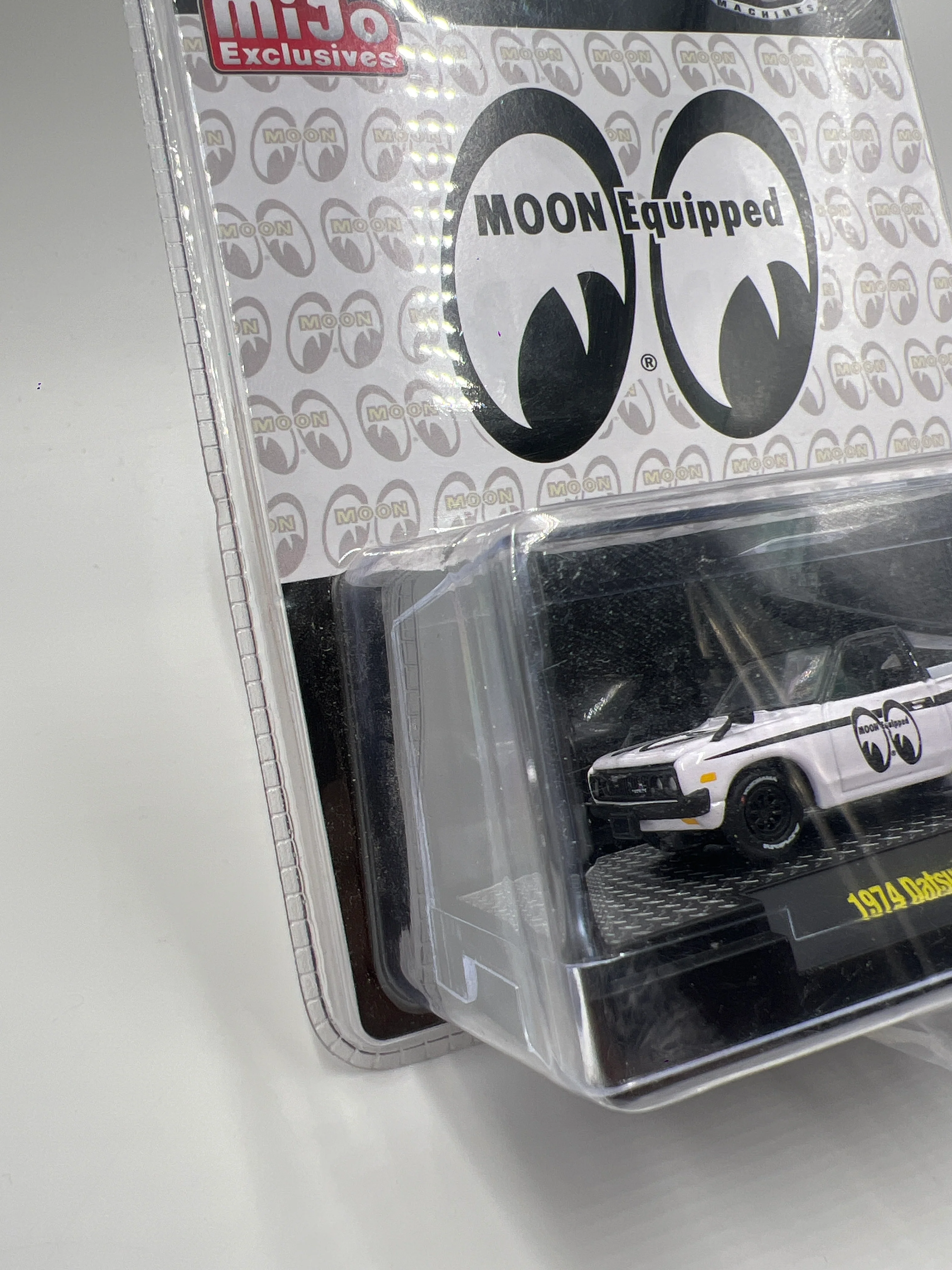 M2 Machines Mijo Exclusives Moon Equipped 1974 Datsun Truck Mooneyes White MJS26 201E - Image 5
