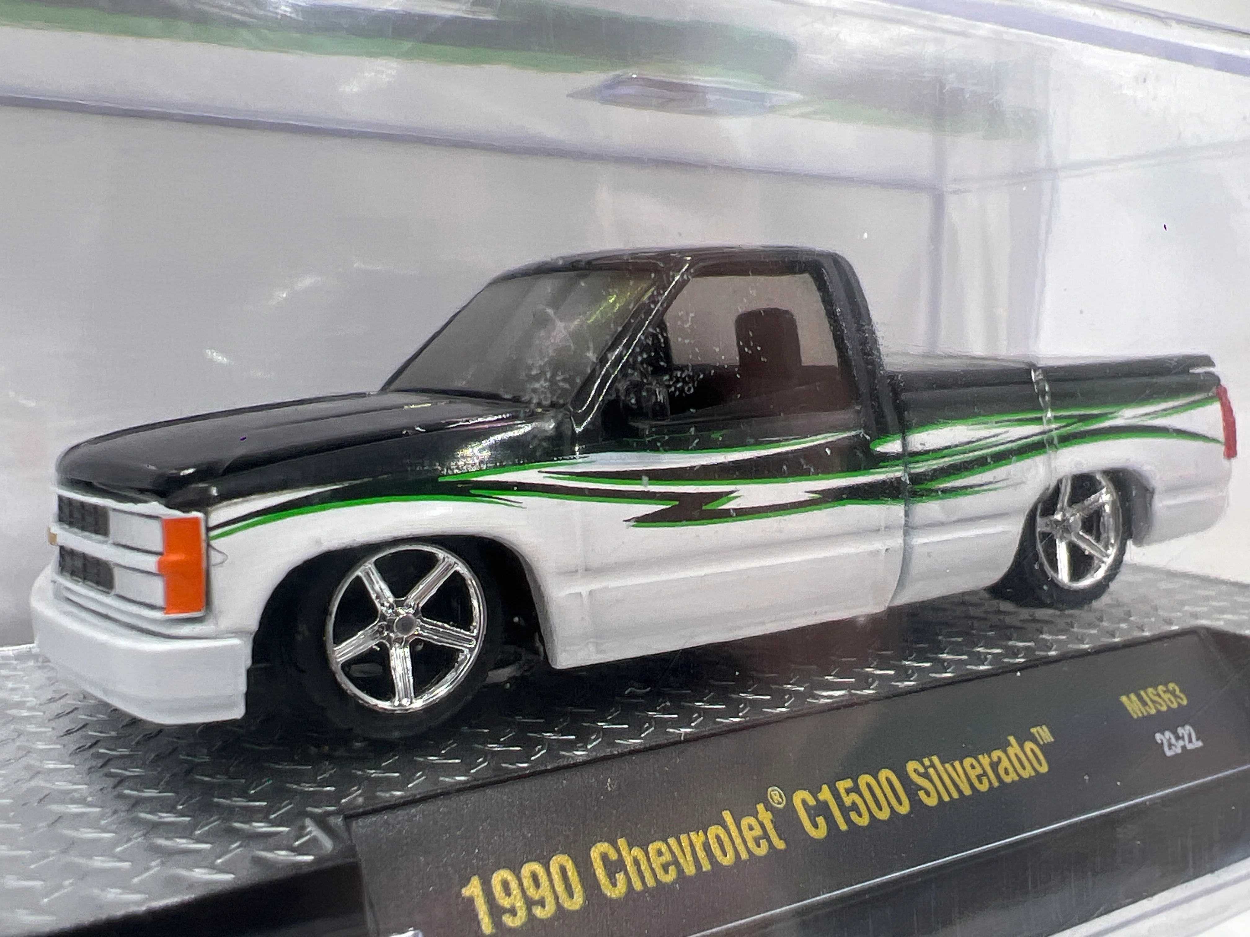 M2 Machines MJS63 MiJo Exclusives 1990 Chevrolet C1500 Silverado - Image 2