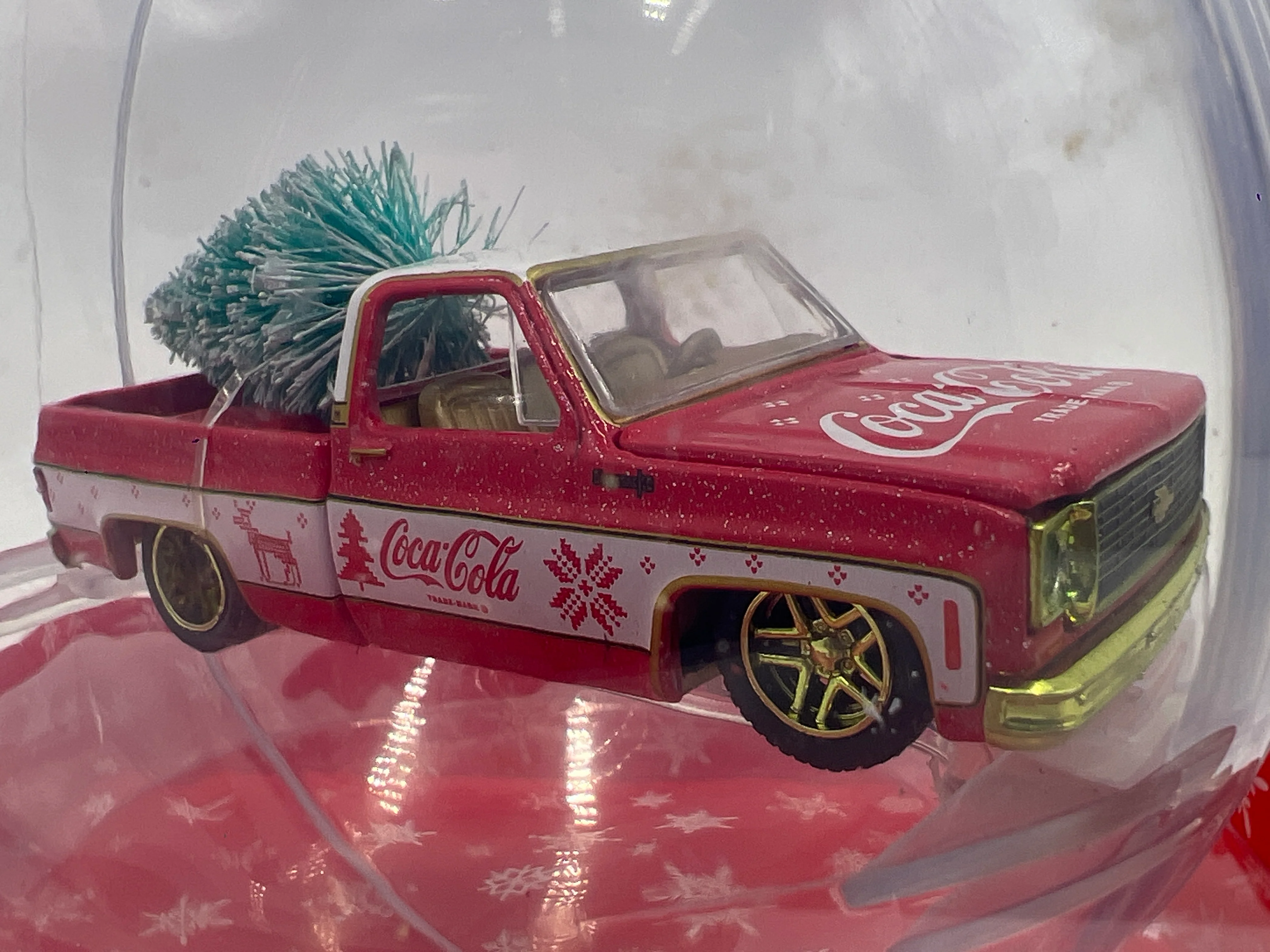 M2 Machines MiJo Exclusives Coca Cola Holiday Christmas Ornaments CHASE 1973 Chevrolet Fleetline Red/White Cracked Blister - Image 2