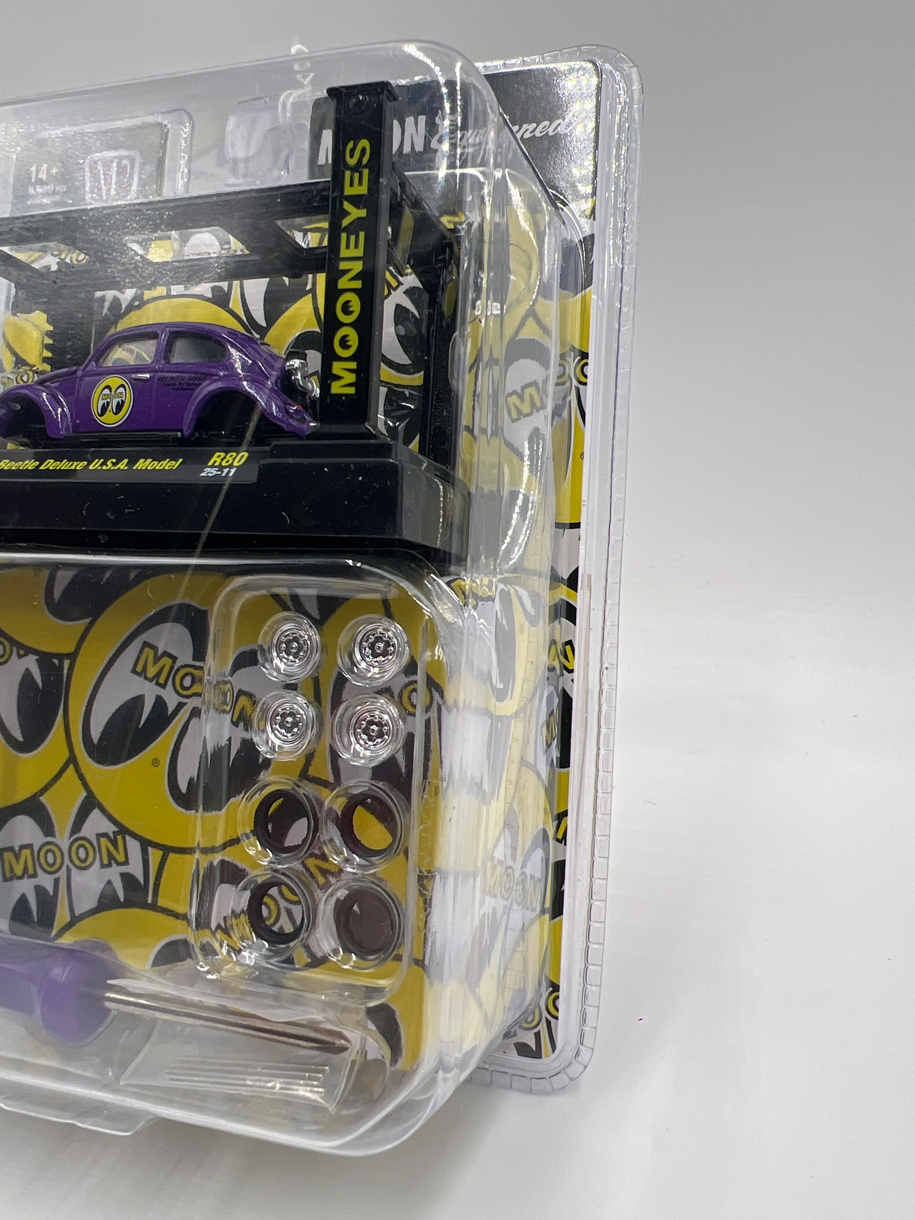 M2 Machines Model Kits Mooneyes 1953 VW Beetle Deluxe USA Model Purple R80 - Image 4