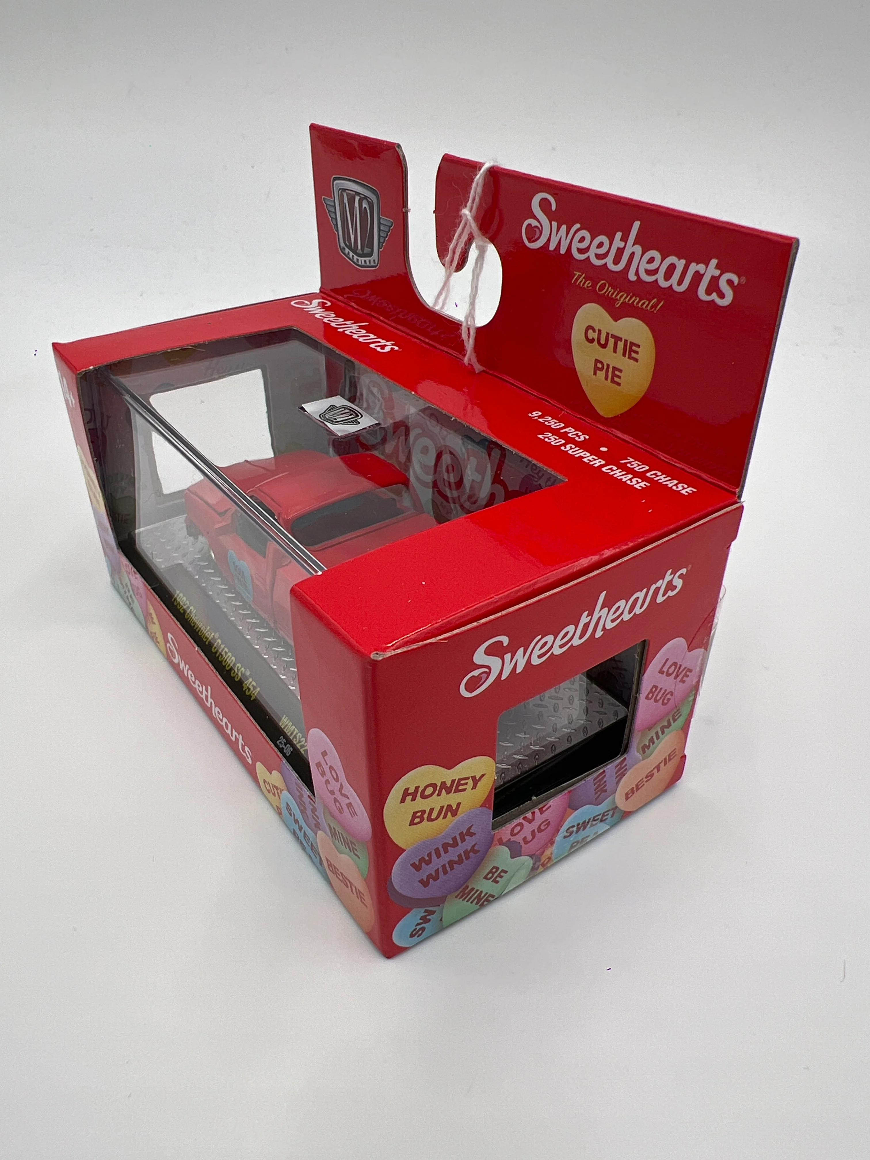 M2 Machines Walmart Exclusive Sweethearts 1992 Chevrolet C1500 SS 454 Red WMTS22 - Image 4