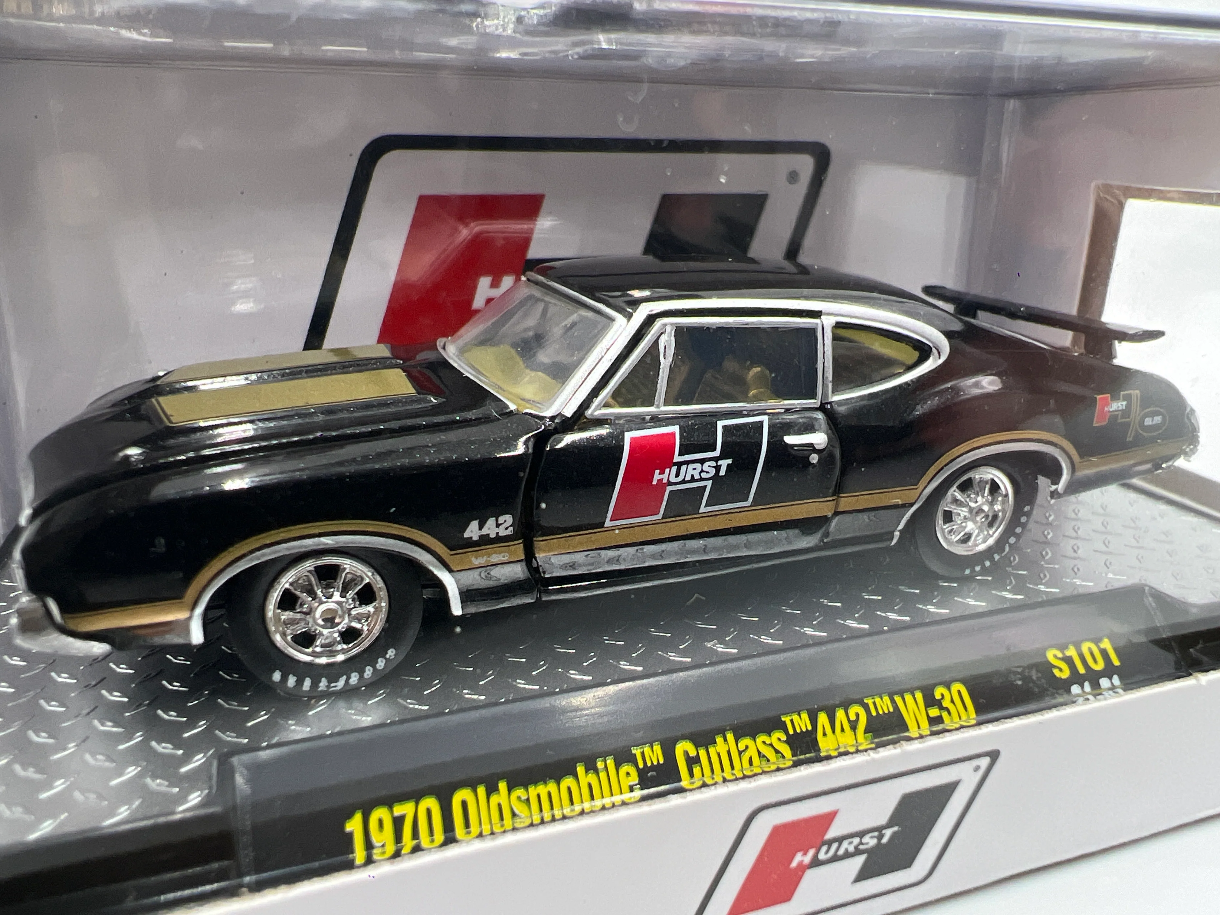 M2 Machines Hurst 1970 Oldsmobile Cutlass 442 W-30 Black S101 - Image 2