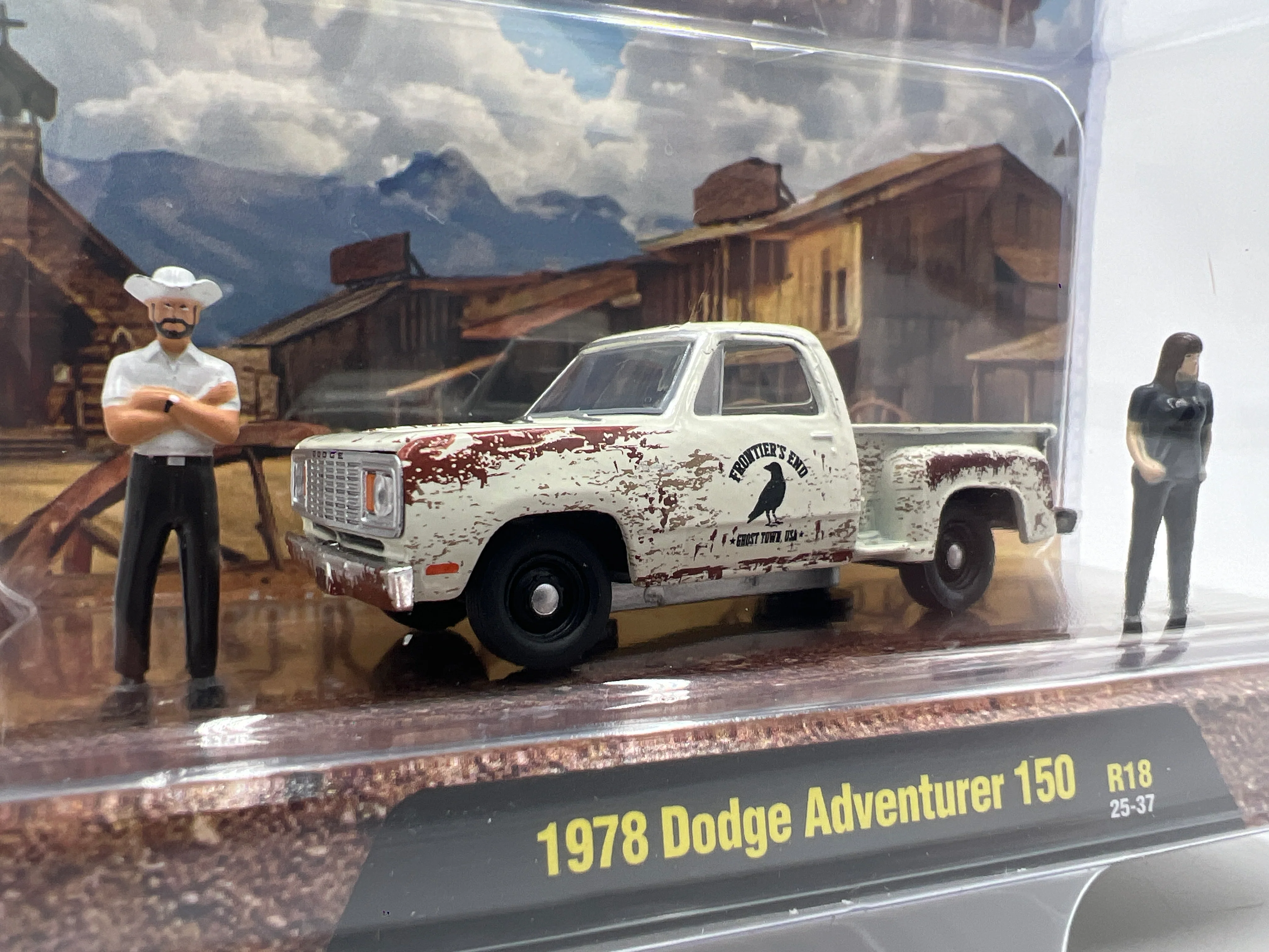 M2 Machines R18 Diorama 1978 Dodge Adventurer 150 White 196G - Image 2
