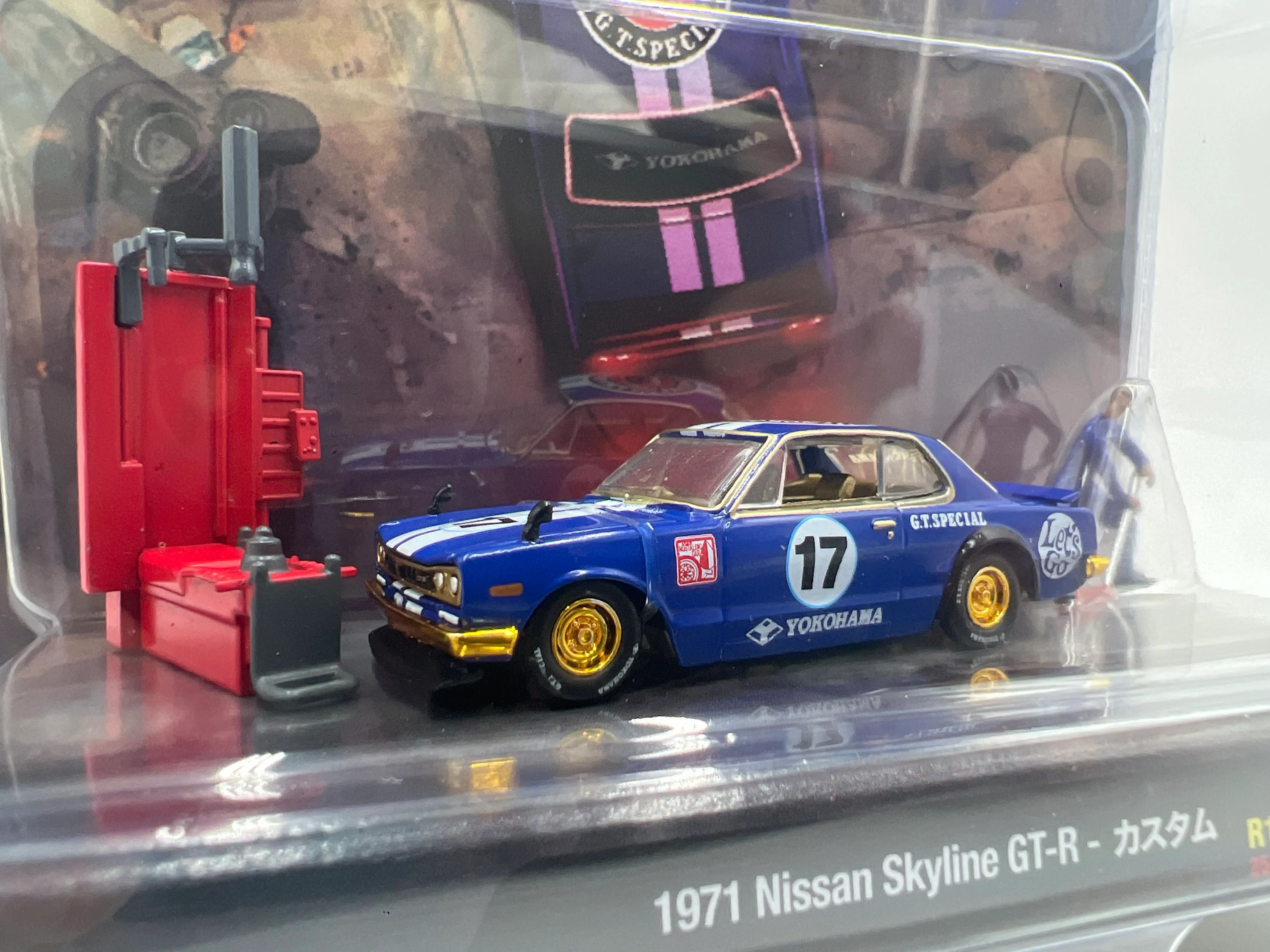 M2 Machines R18 Diorama Yokohama CHASE 1971 Nissan Skyline GT-R Blue - Image 2
