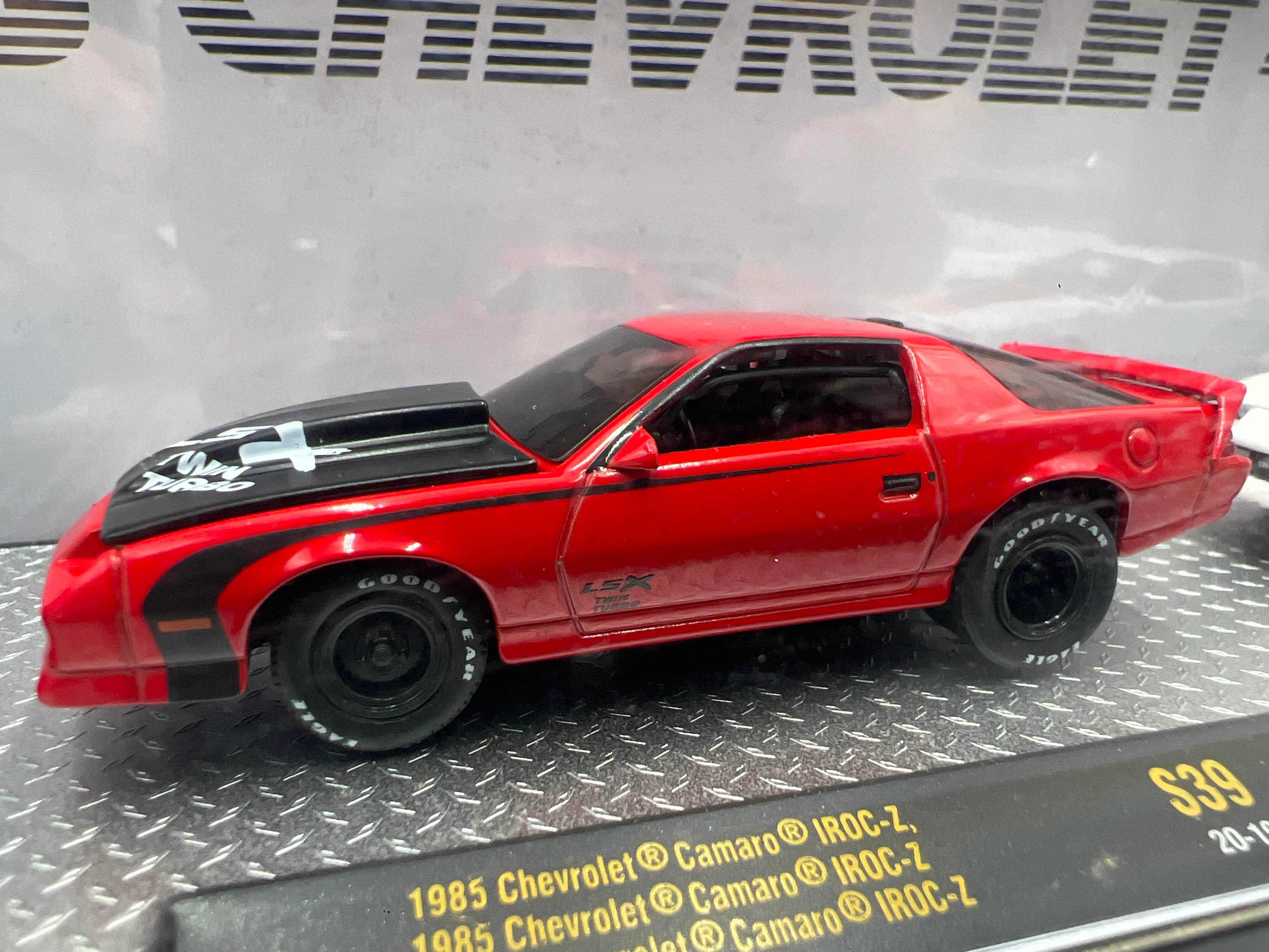 M2 Machines Walmart Exclusive Todays Chevrolet 1985 Chevrolet Camaro IROC-Z 3 Pack S39 - Image 4