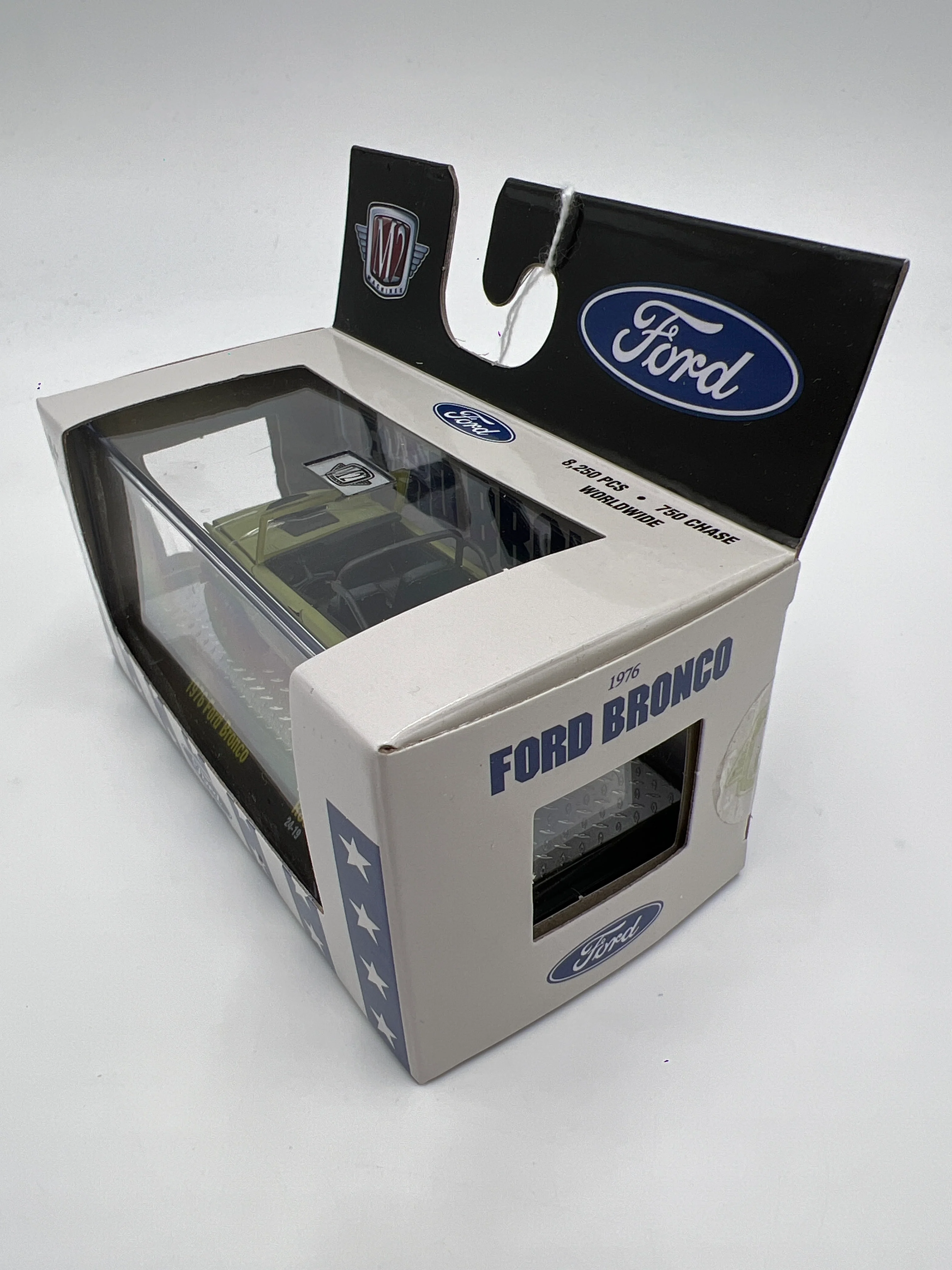 M2 Machines 1976 Ford Bronco Green R85 - Image 4