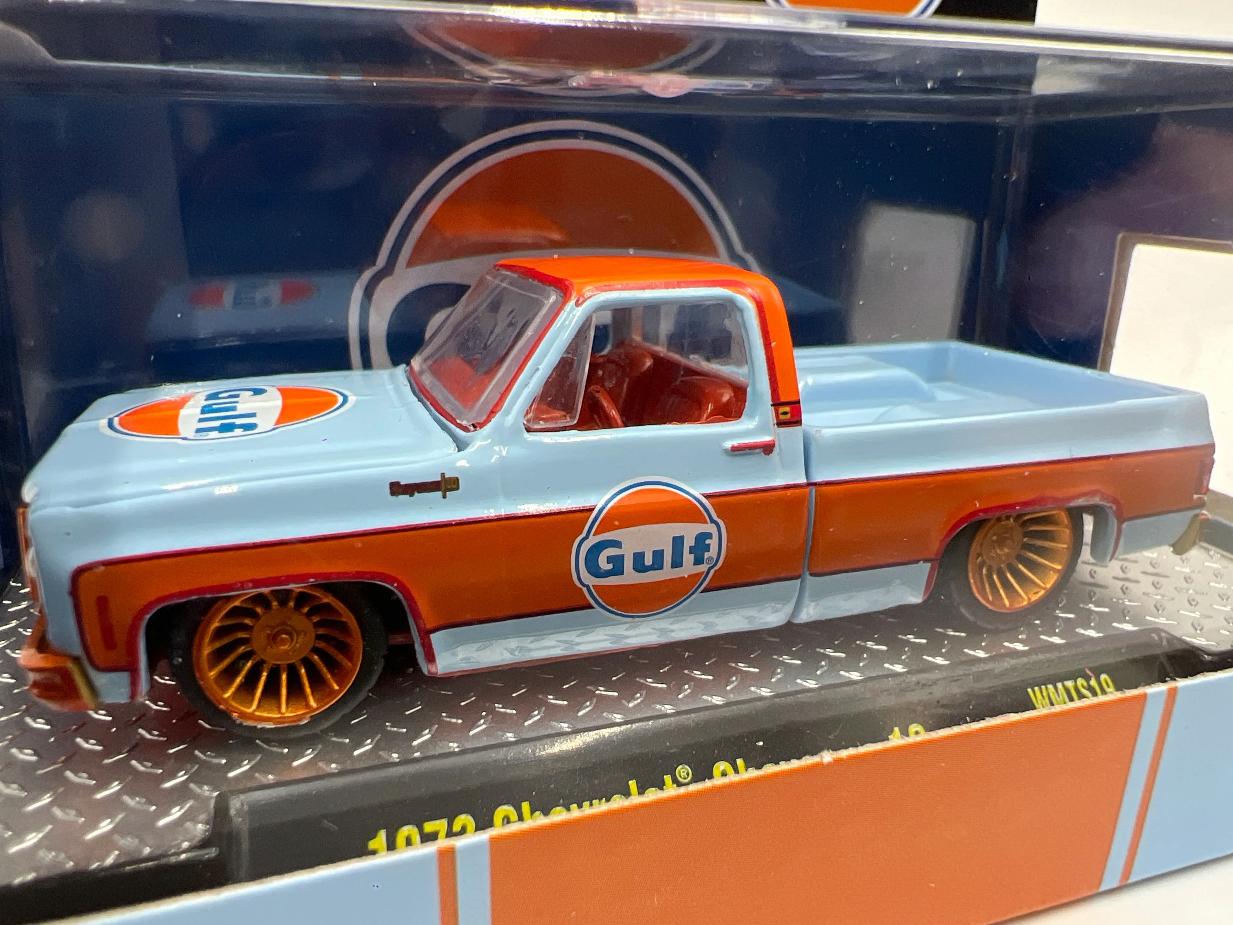 M2 Machines Walmart Exclusive Gulf Set CHASE 1973 Chevrolet Cheyenne 10 Gulf Blue W/Protector WMTS19 - Image 3