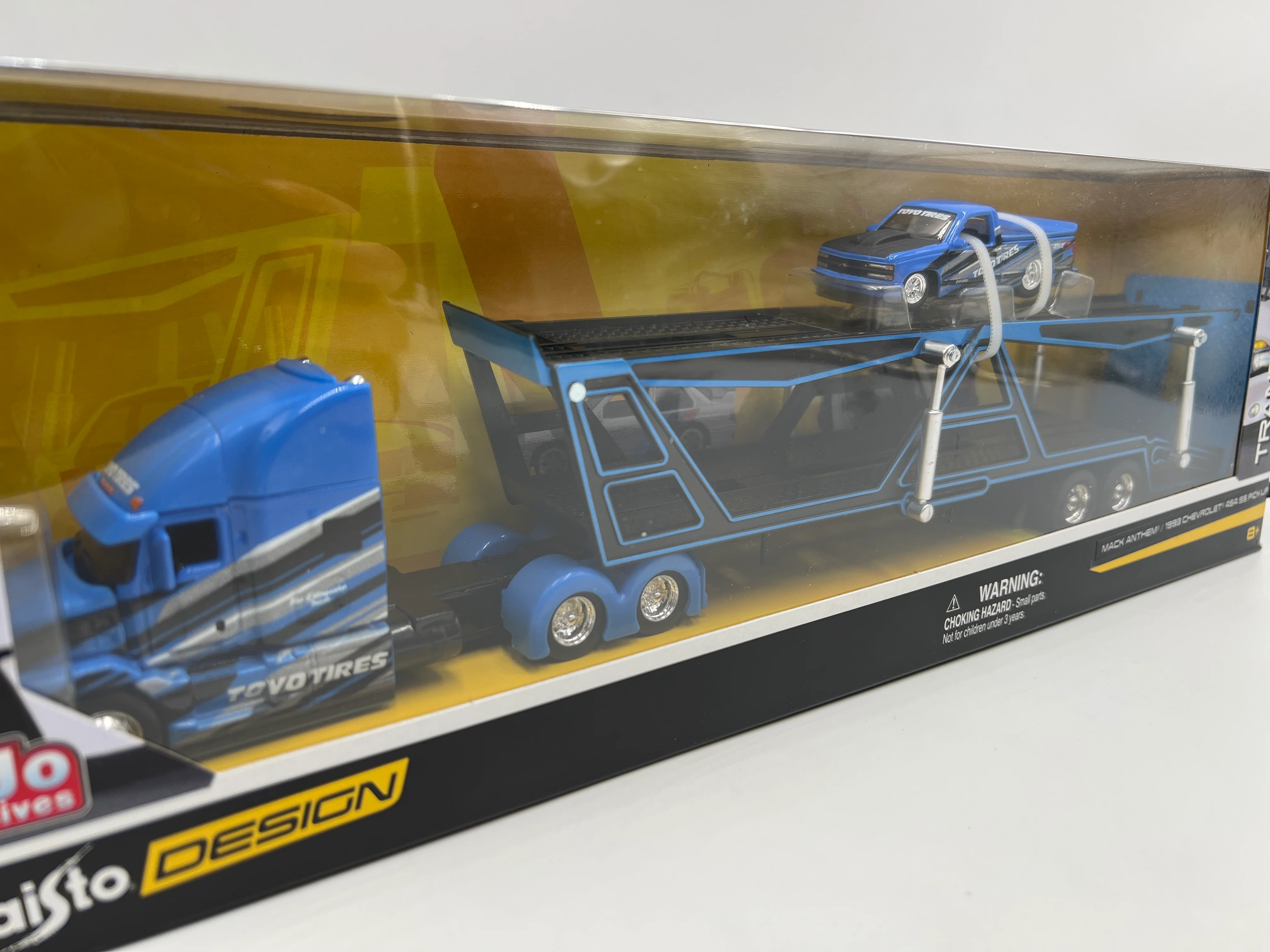 Maisto Design 1/64 Mijo Exclusives Transporters Mack Anthem & 1993 Chevrolet 454 SS Pick-Up - Image 2