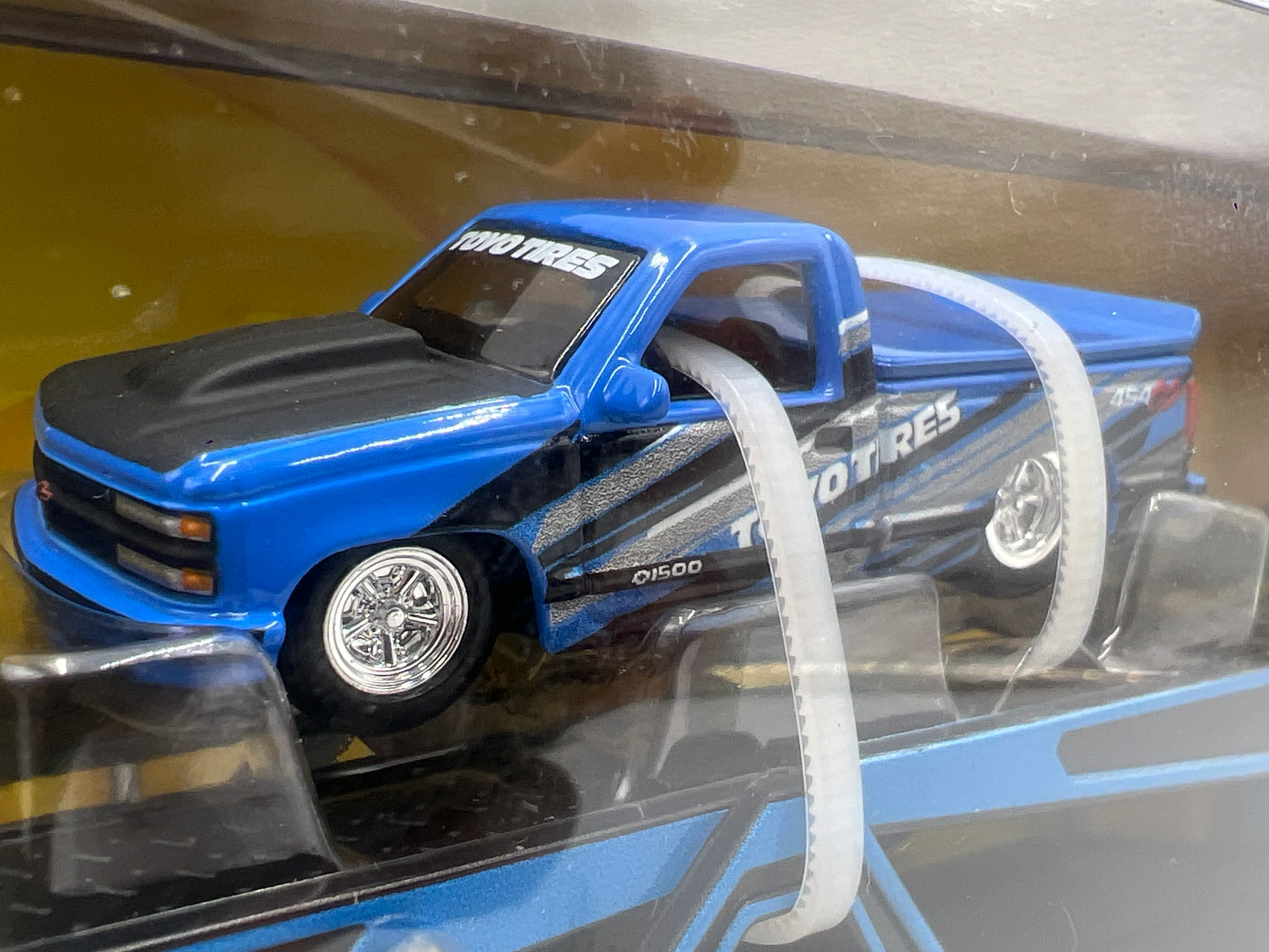 Maisto Design 1/64 Mijo Exclusives Transporters Mack Anthem & 1993 Chevrolet 454 SS Pick-Up - Image 3
