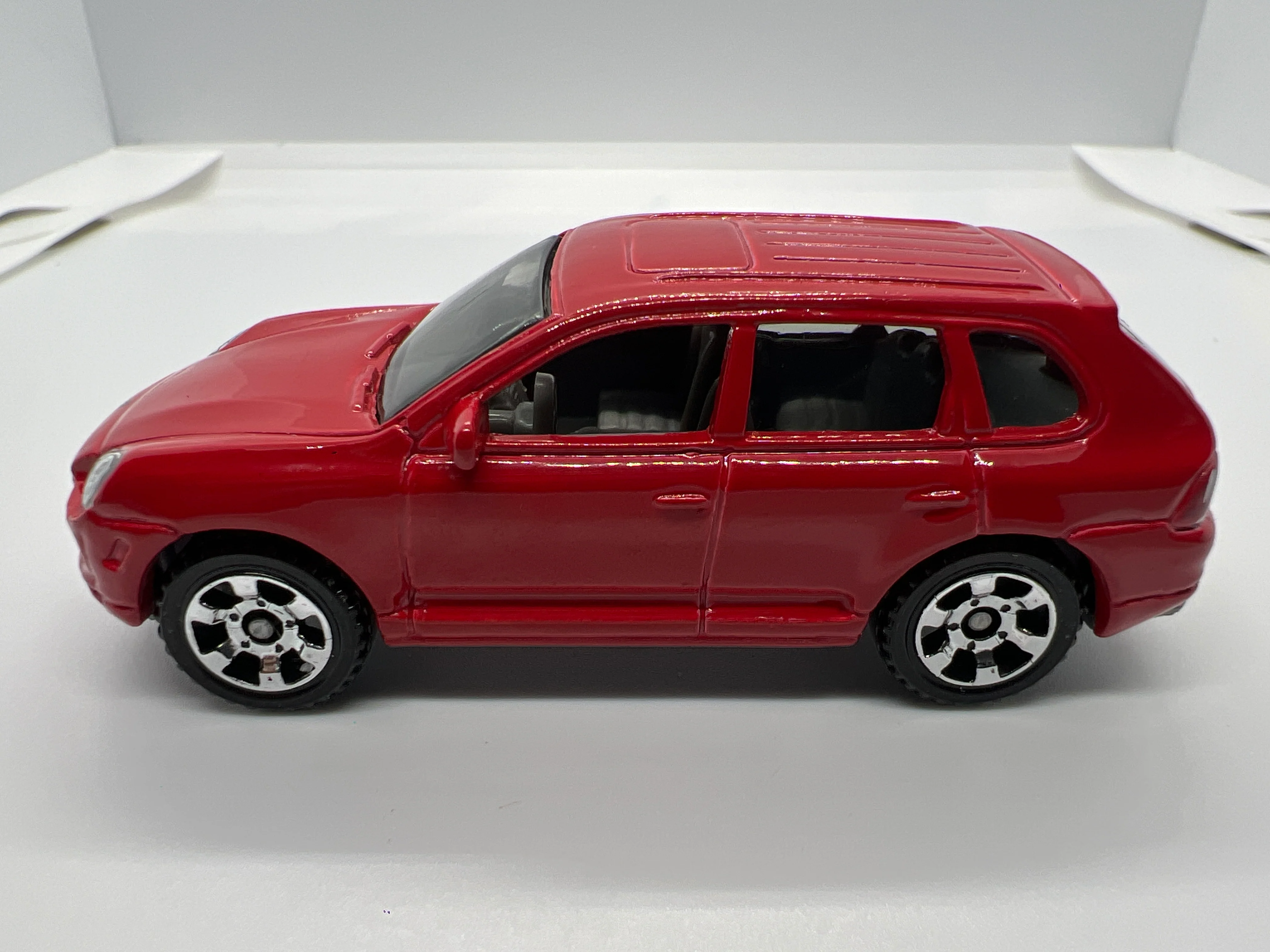 Matchbox 1/64 Porsche Cayenne Turbo Red Loose - Image 4