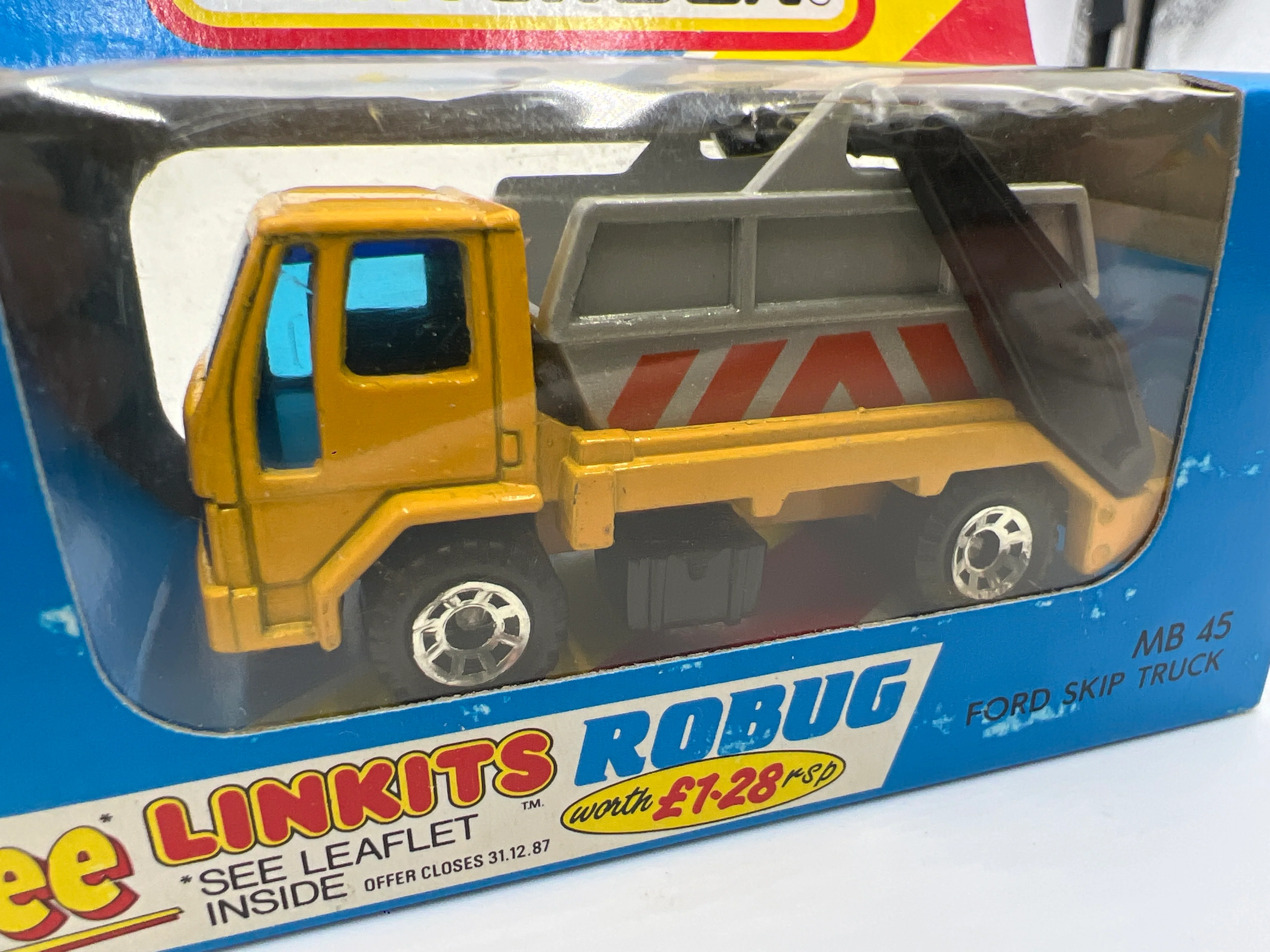 Matchbox Unpunched #45 Ford Skip Truck Yellow (Cracked Blister) - Image 3